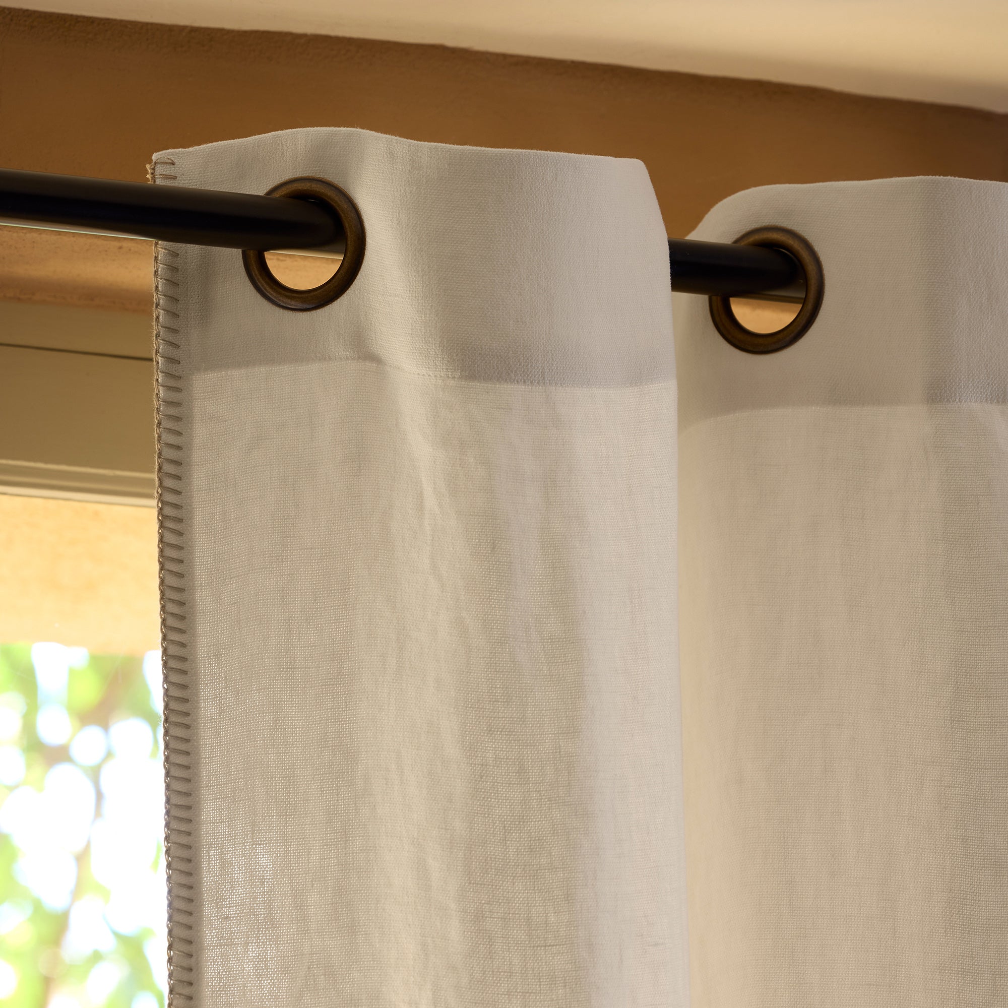 NINO gordijn met minerale stenen en festoen gouden oogjes