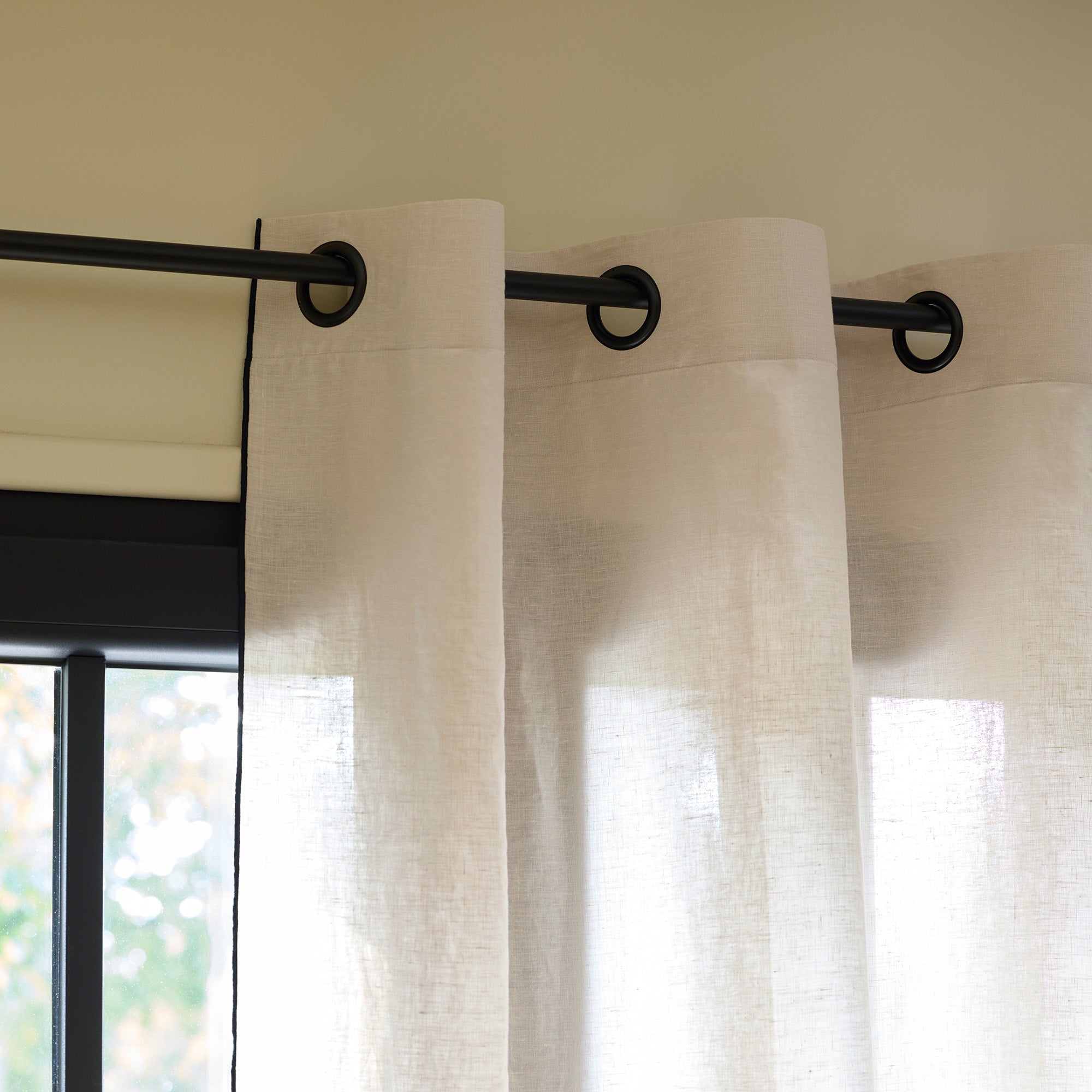 Rideau à oeillets noirs CARLINA calcaire et bourdon noir