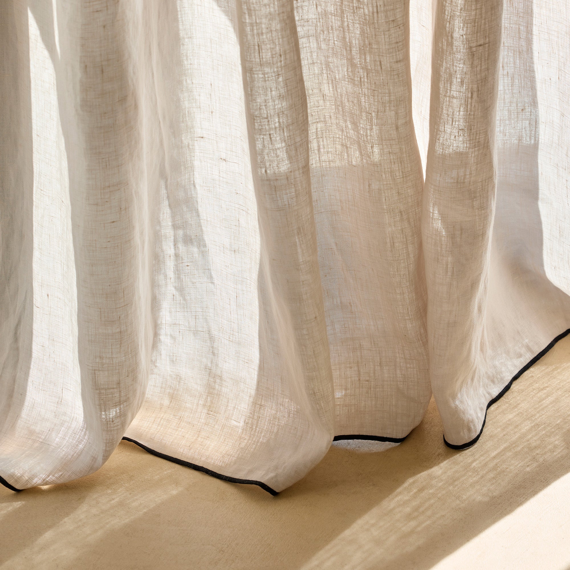 Rideau à oeillets noirs CARLINA calcaire et bourdon noir