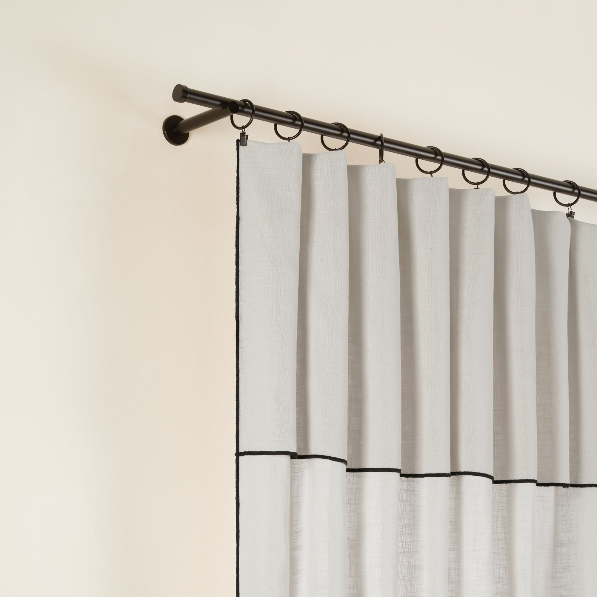 Rideau panneau CARLINA NON FEU calcaire et bourdon noir