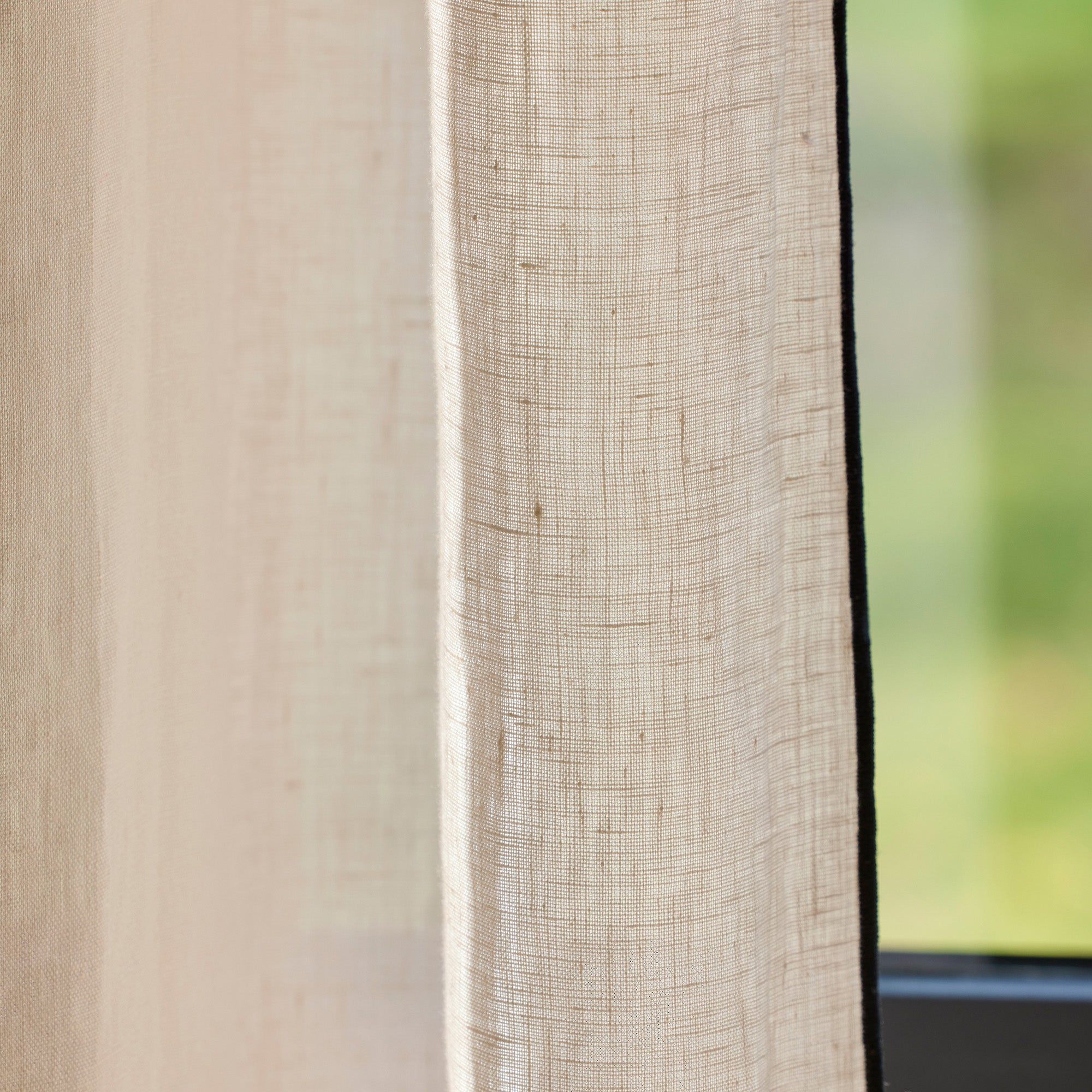 CARLINA Kalkstein- und schwarzer Drohnen-Vorhang