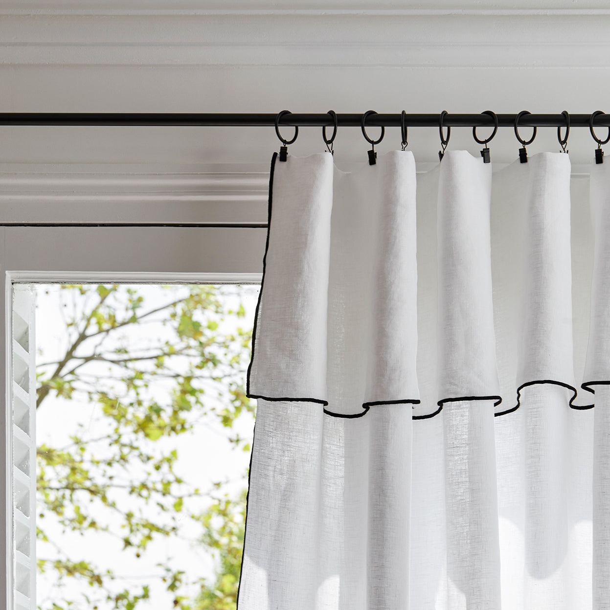 Scheibengardine CARLINA in reinem Weiß und Schwarz