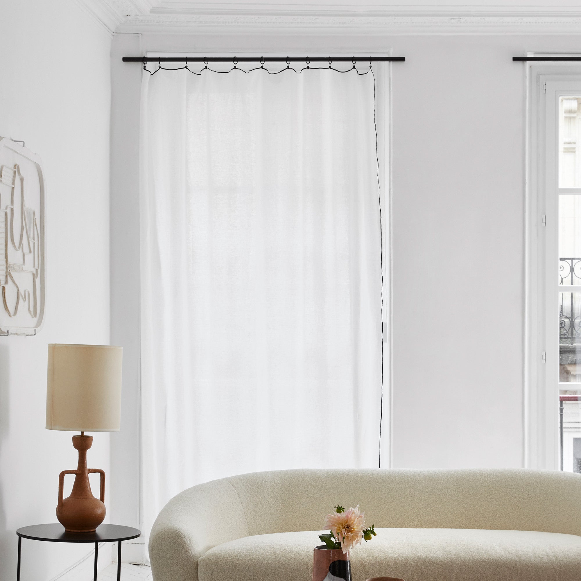 Scheibengardine CARLINA in reinem Weiß und Schwarz