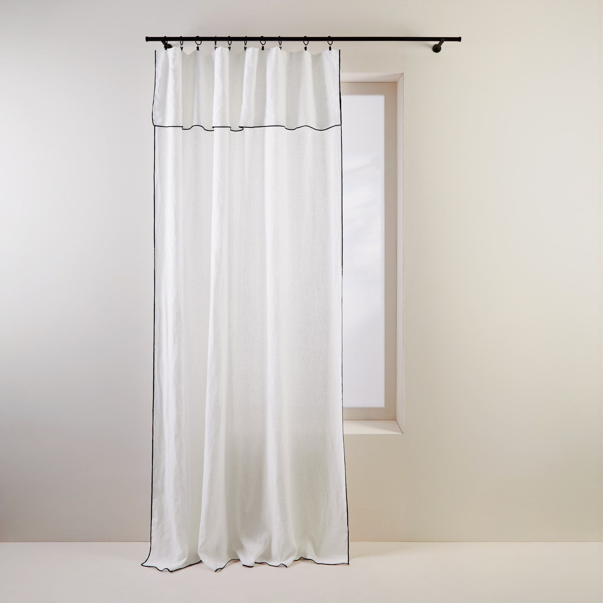Scheibengardine CARLINA in reinem Weiß und Schwarz