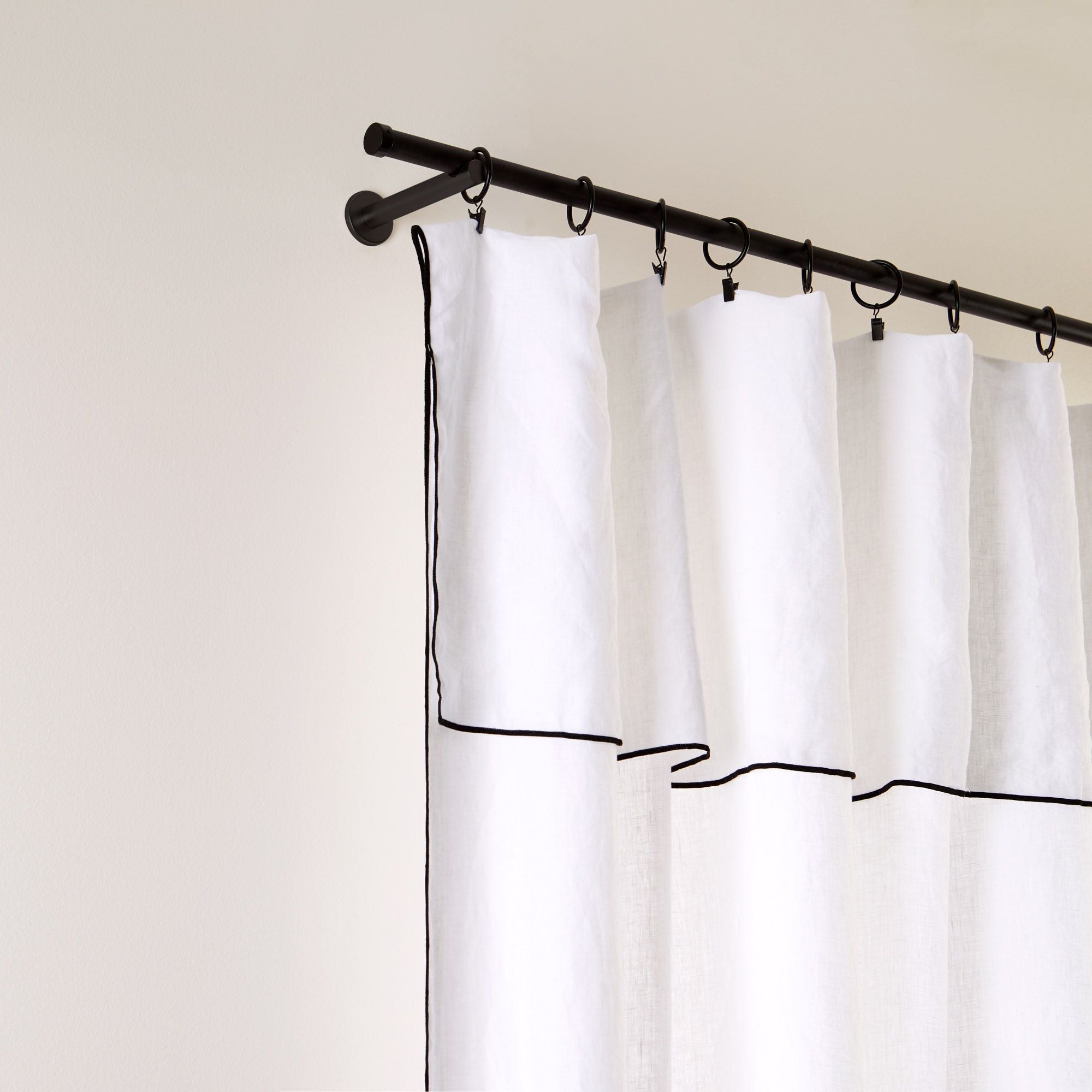 Scheibengardine CARLINA in reinem Weiß und Schwarz