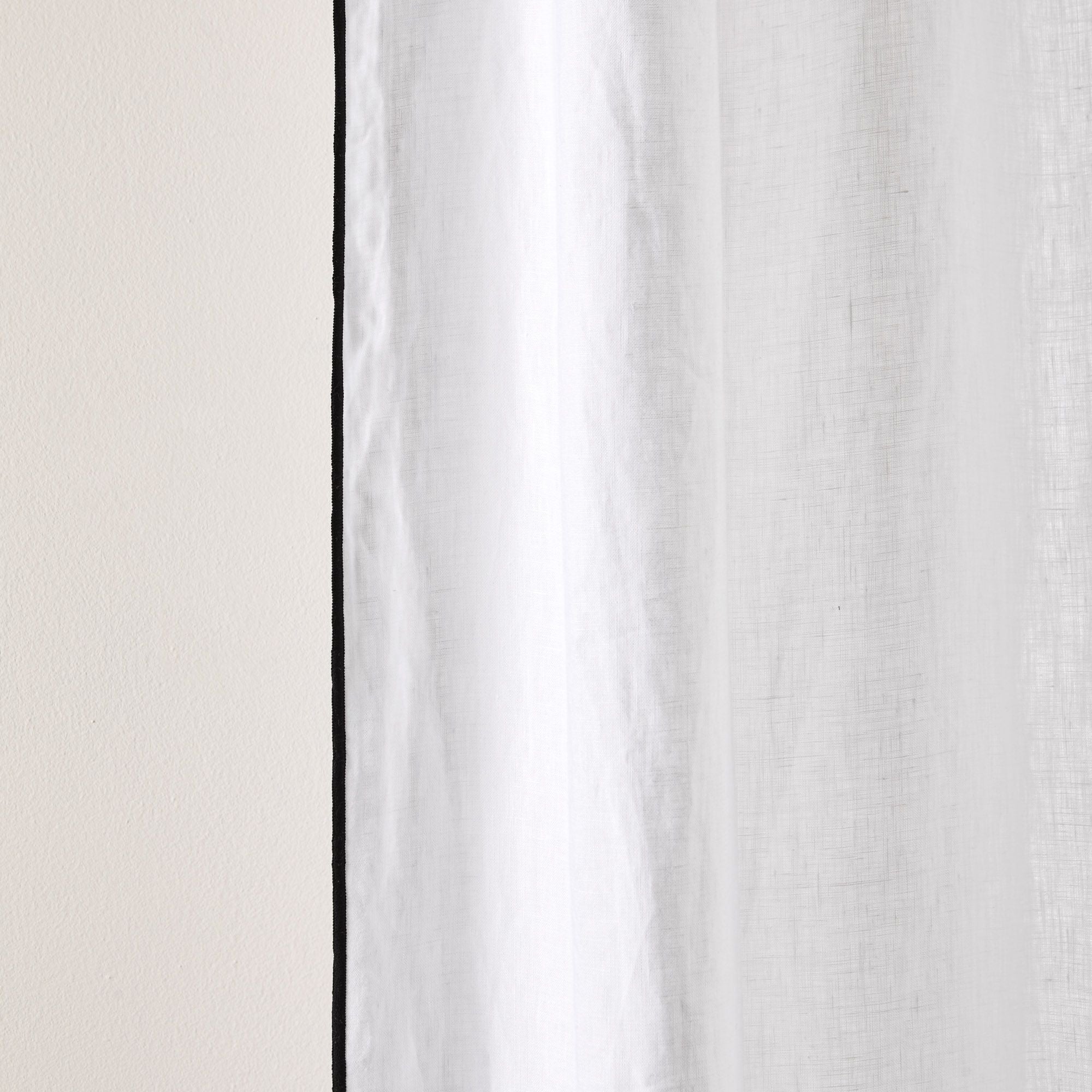 Rideau panneau CARLINA blanc pur et bourdon noir | mobile_slider | mobile_slider