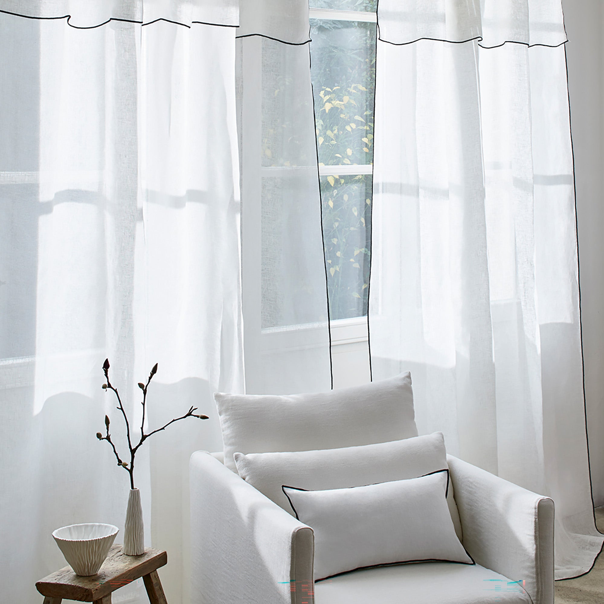 Scheibengardine CARLINA in reinem Weiß und Schwarz