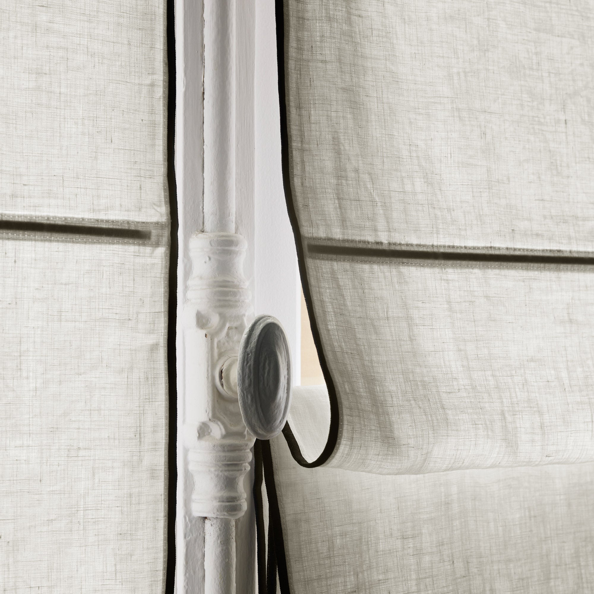 Store bateau CARLINA calcaire et bourdon noir