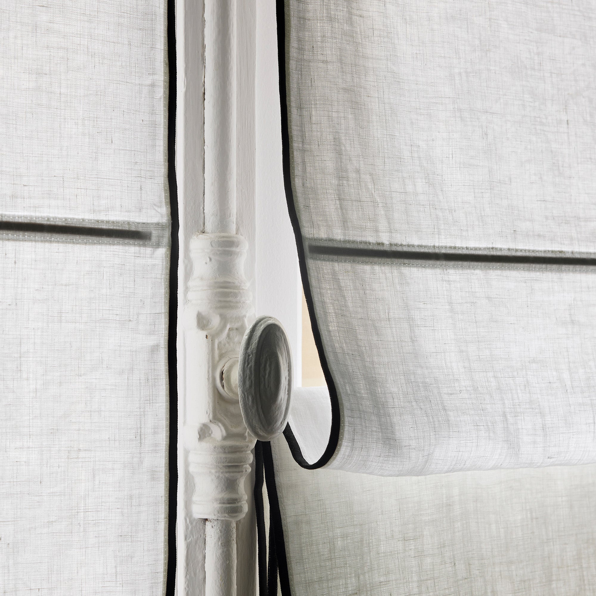 Store bateau CARLINA blanc pur et bourdon noir