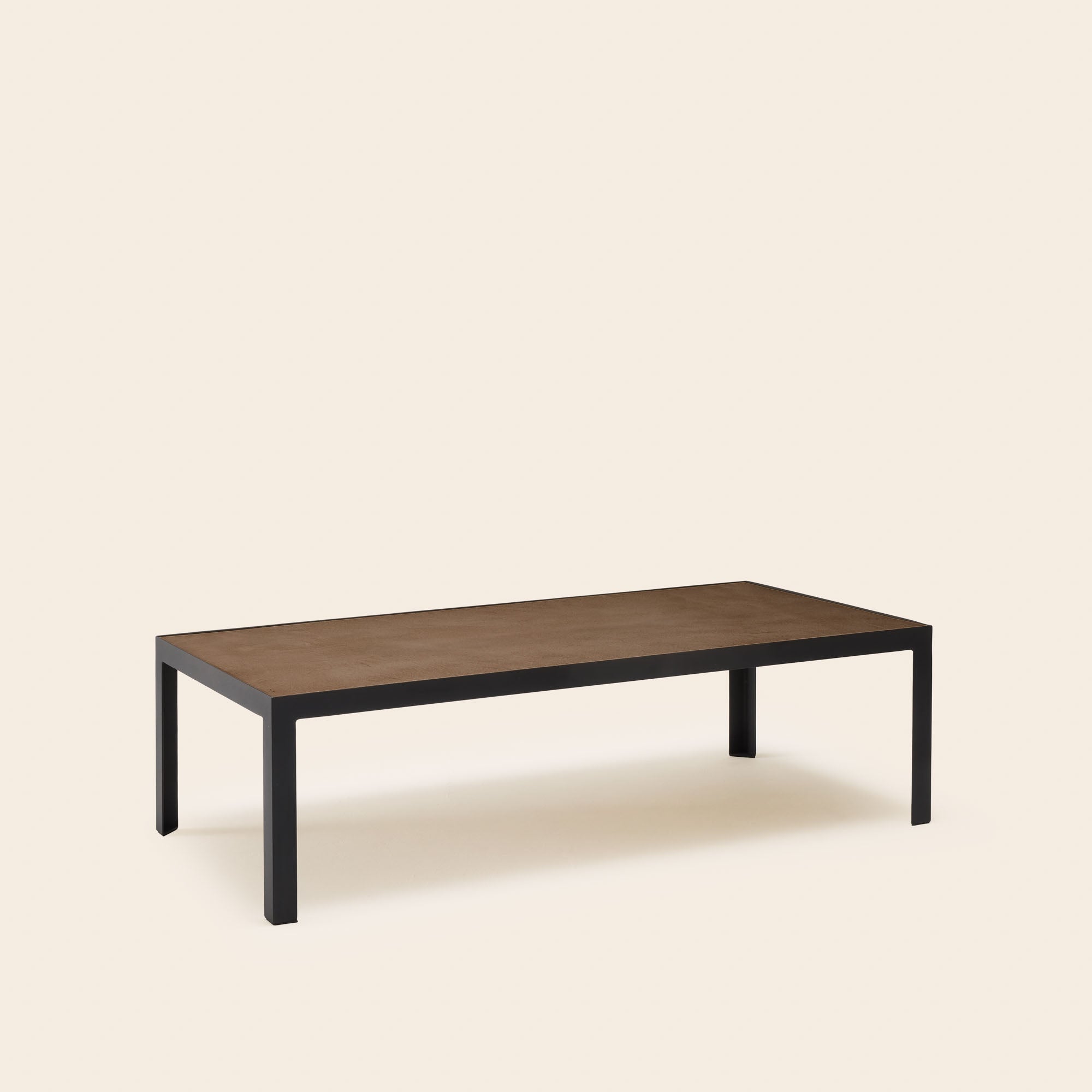 Couchtisch ORELIA aus brauner Erde und schwarzem Metall