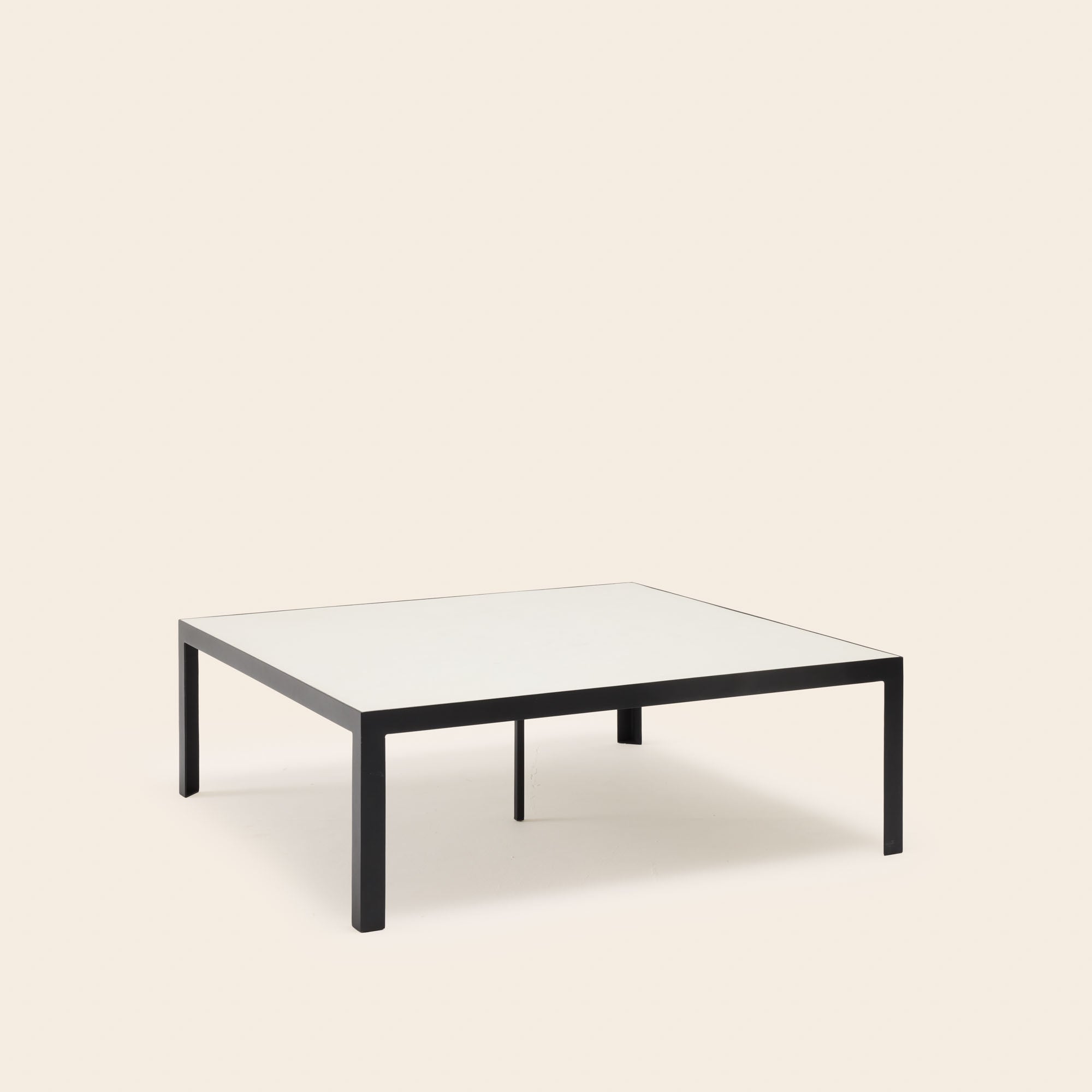 Table basse ORELIA blanc minéral et métal noir