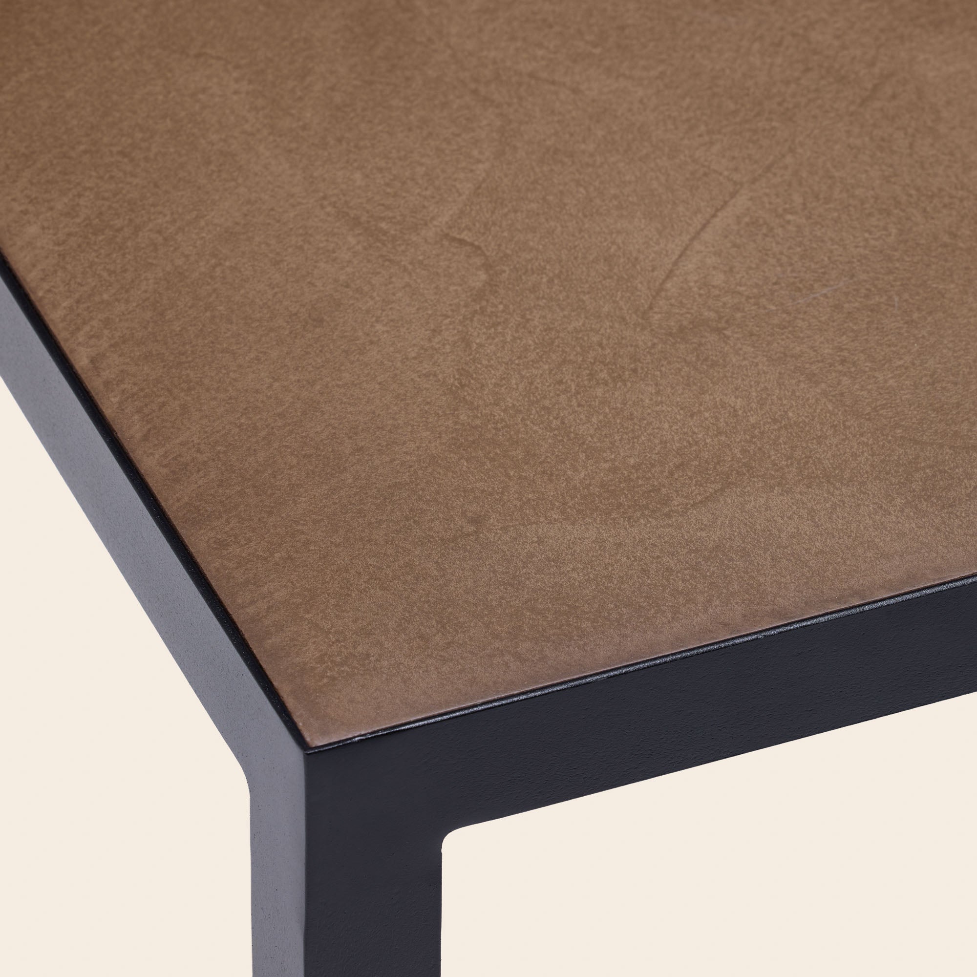 Table basse ORELIA 25cm terre brune et métal noir