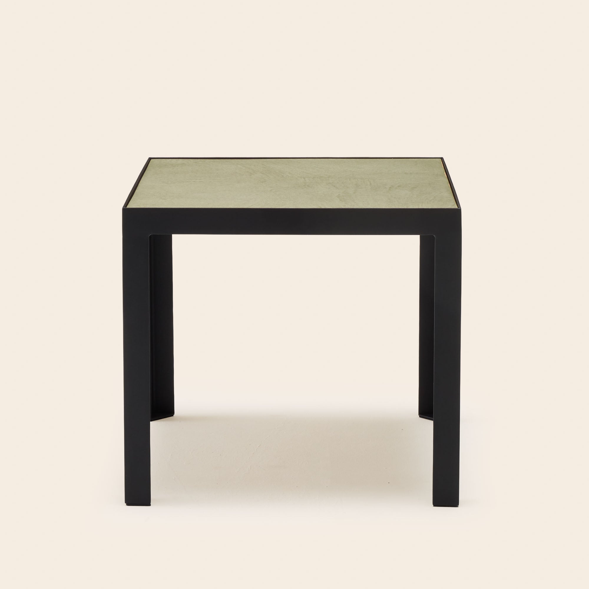 ORELIA bijzettafel in groene klei en zwart metaal