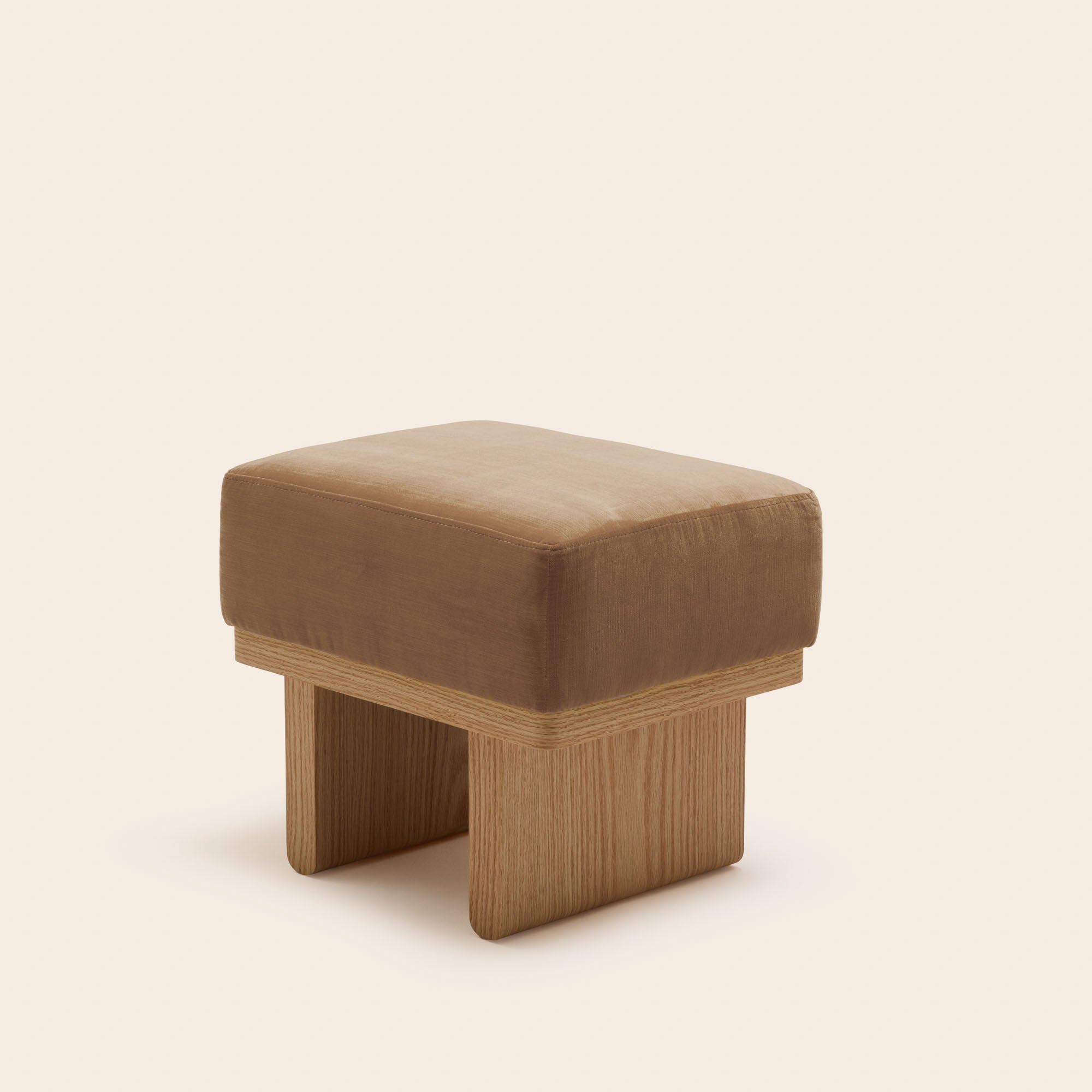 ANCA Hocker aus kamelgoldenem Samt