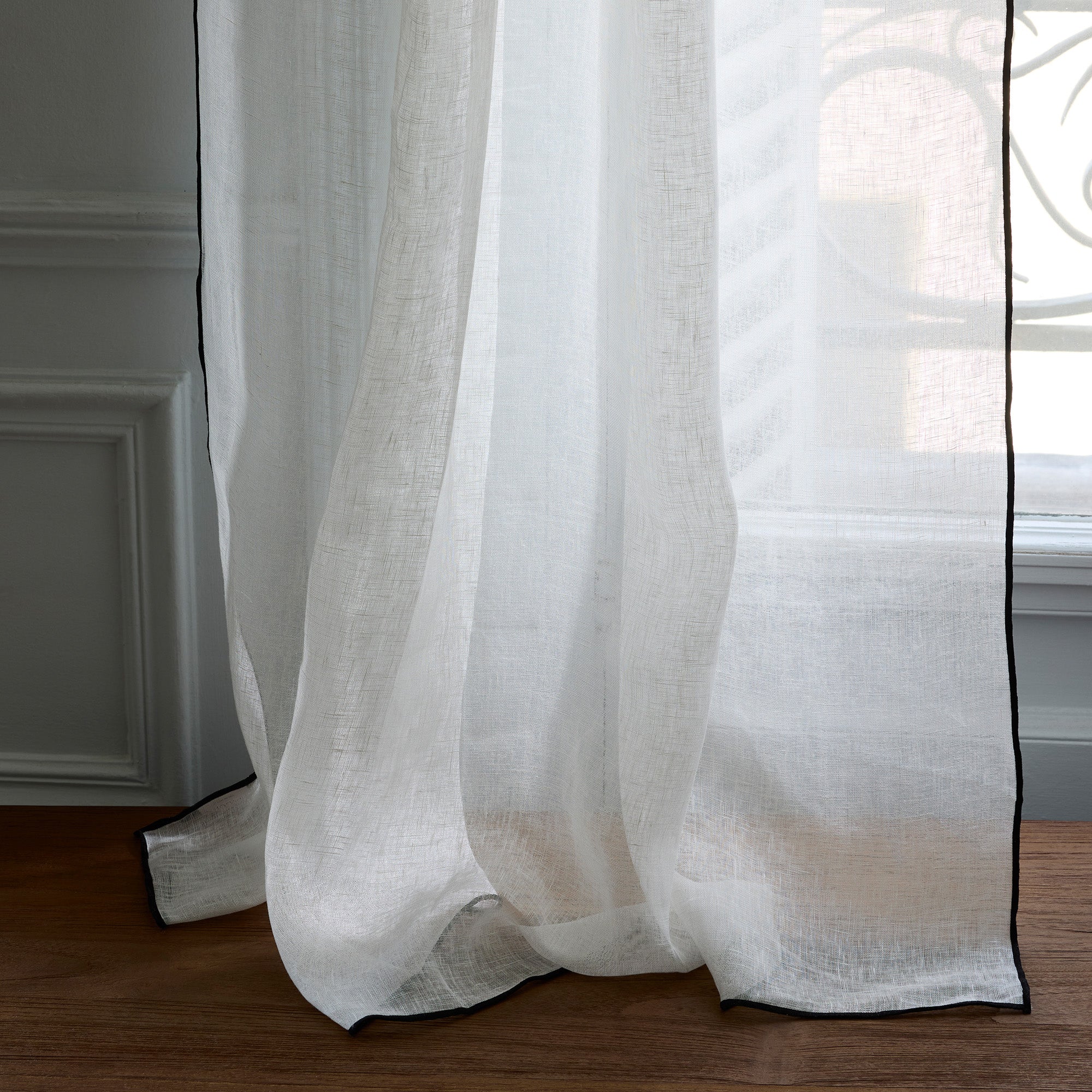 Voilage panneau SHADOW blanc pur et bourdon noir