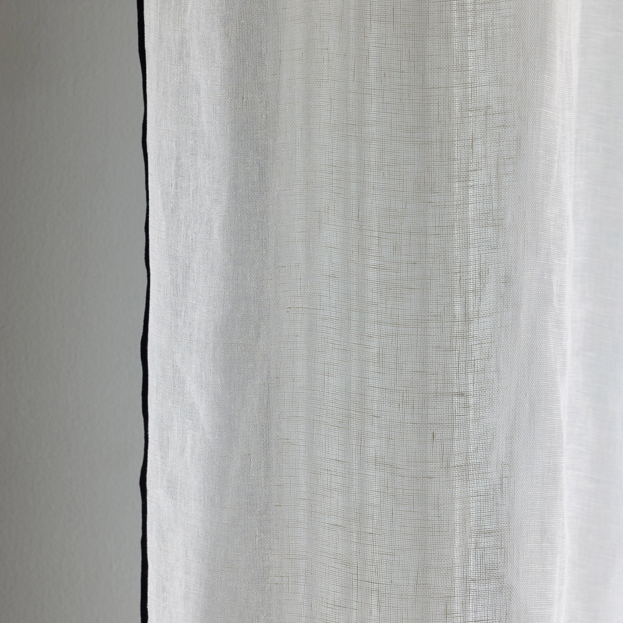 Voilage panneau SHADOW blanc pur et bourdon noir