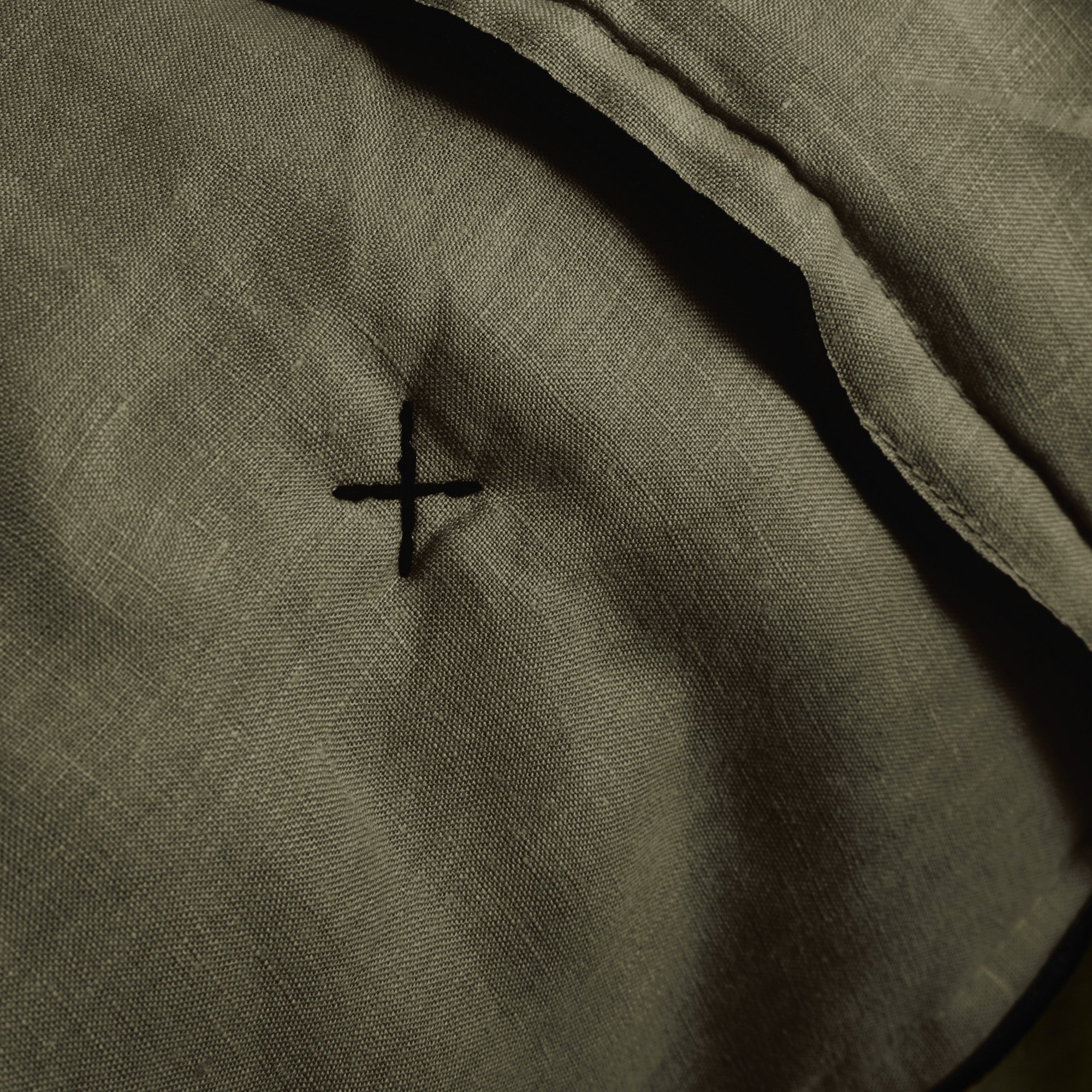 Couvre-lit matelassé CARLINA kaki grisé et bourdon noir