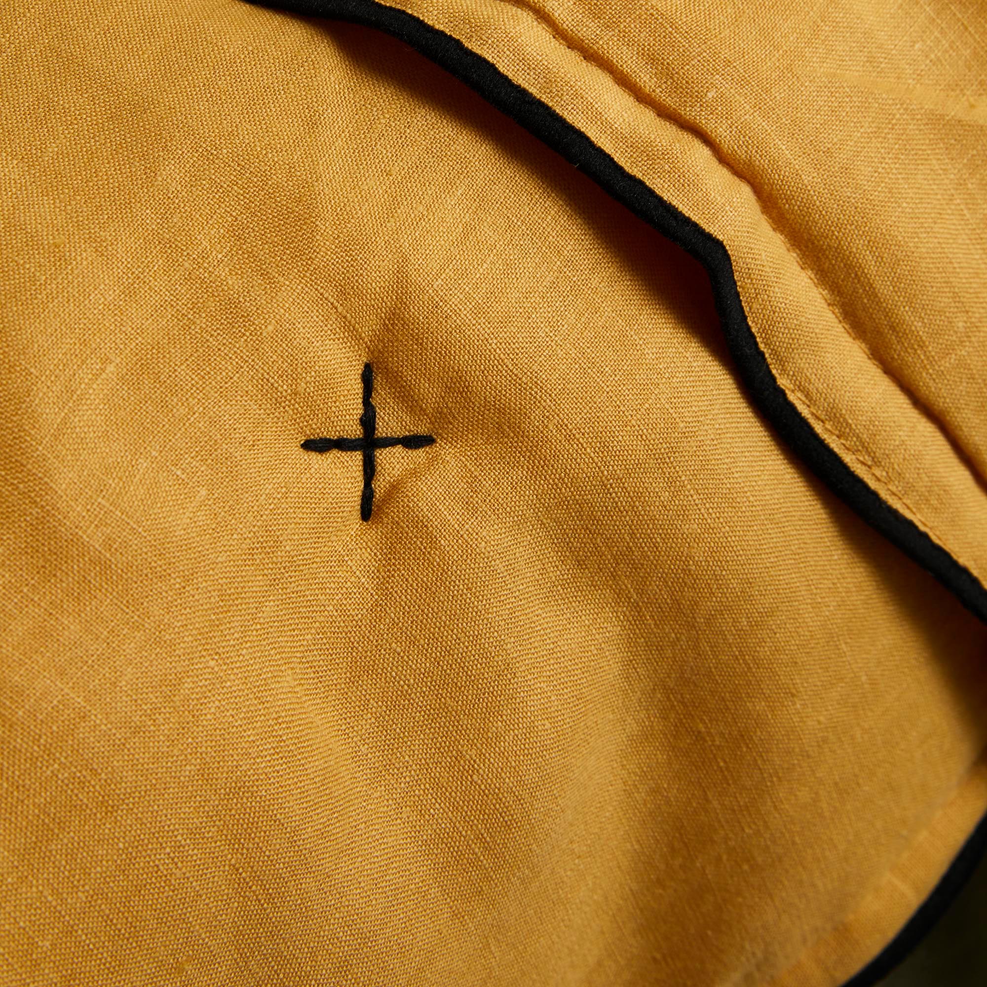 Couvre-lit matelassé CARLINA ocre et bourdon noir