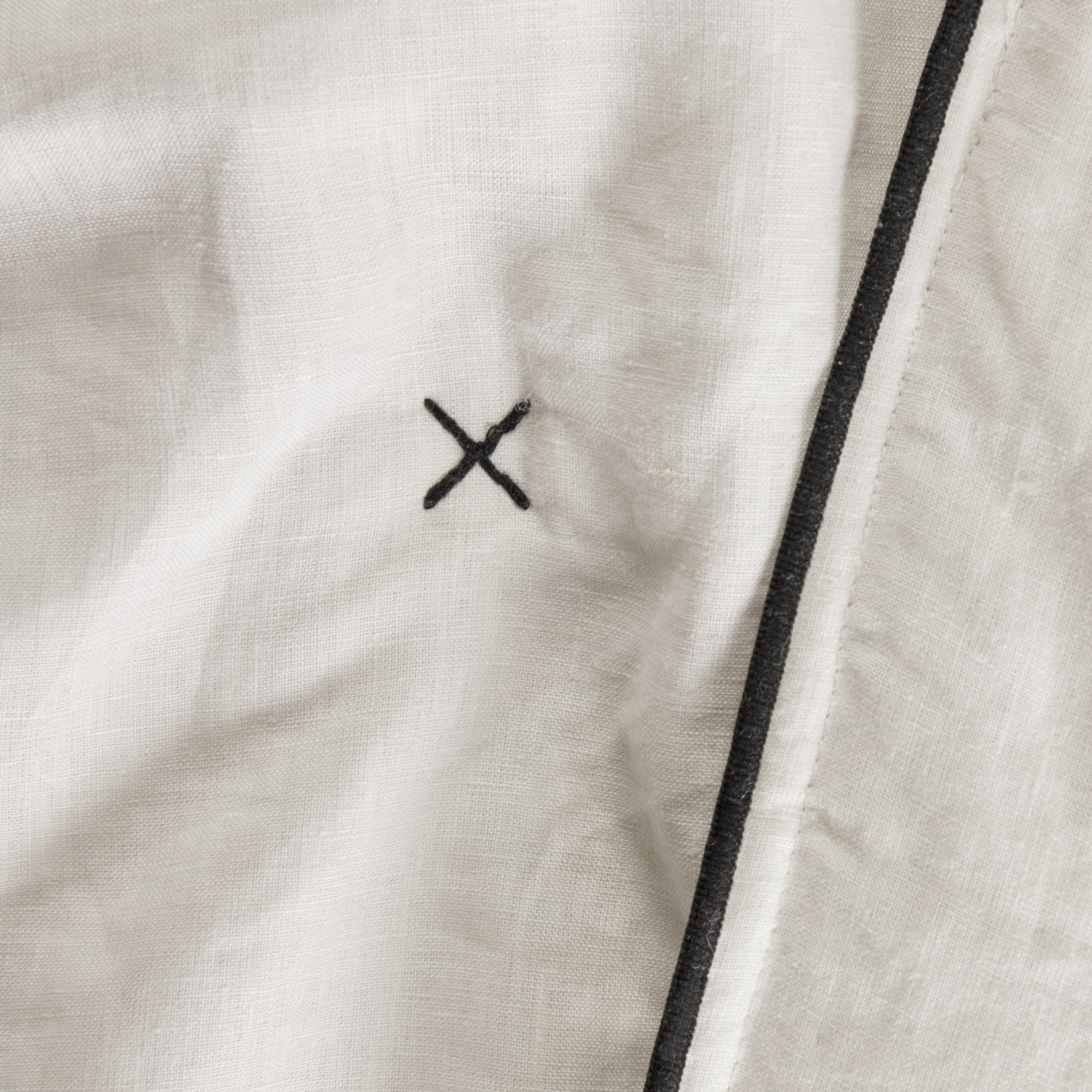 Couvre-lit matelassé CARLINA calcaire et bourdon noir