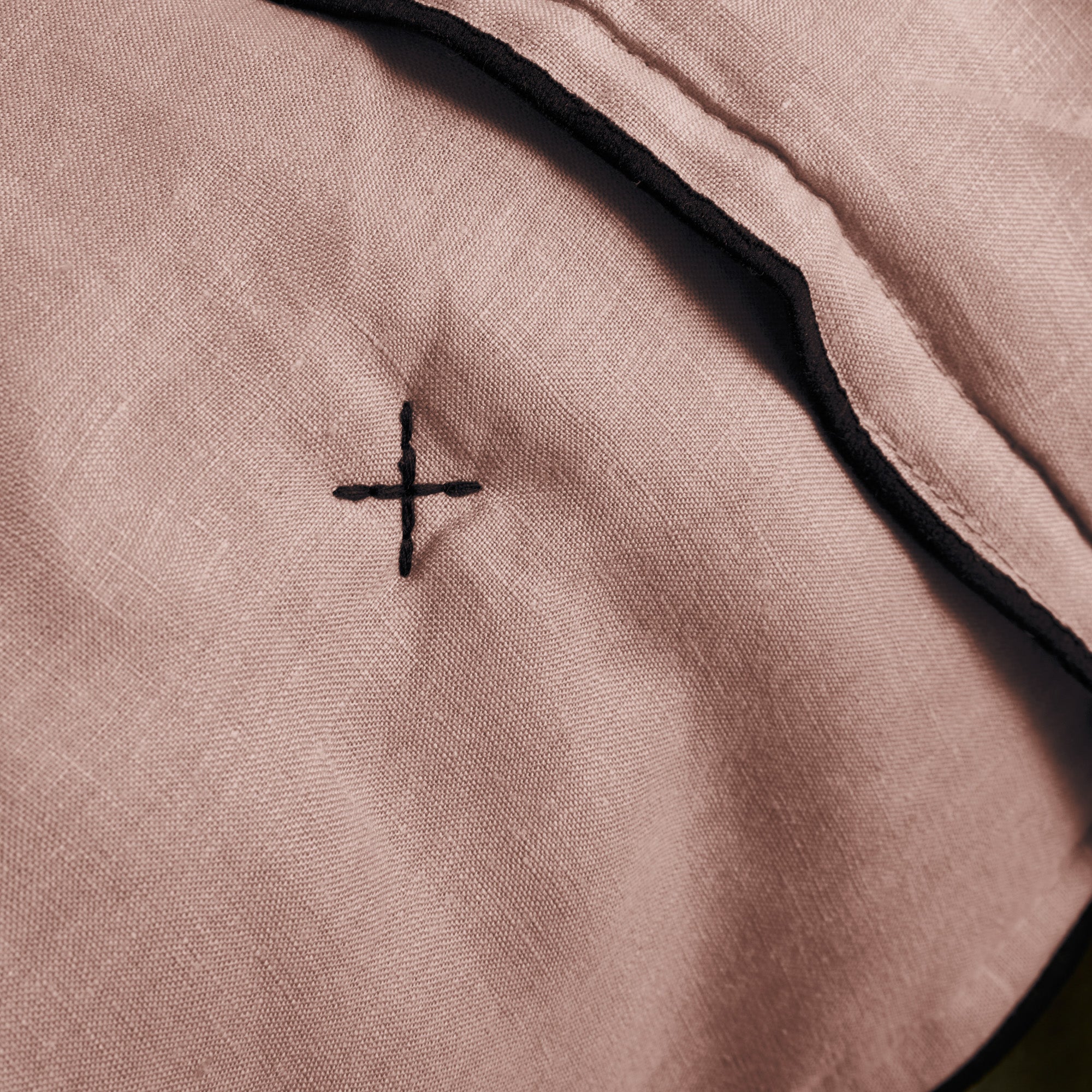 Couvre-lit matelassé CARLINA rose poudré et bourdon noir