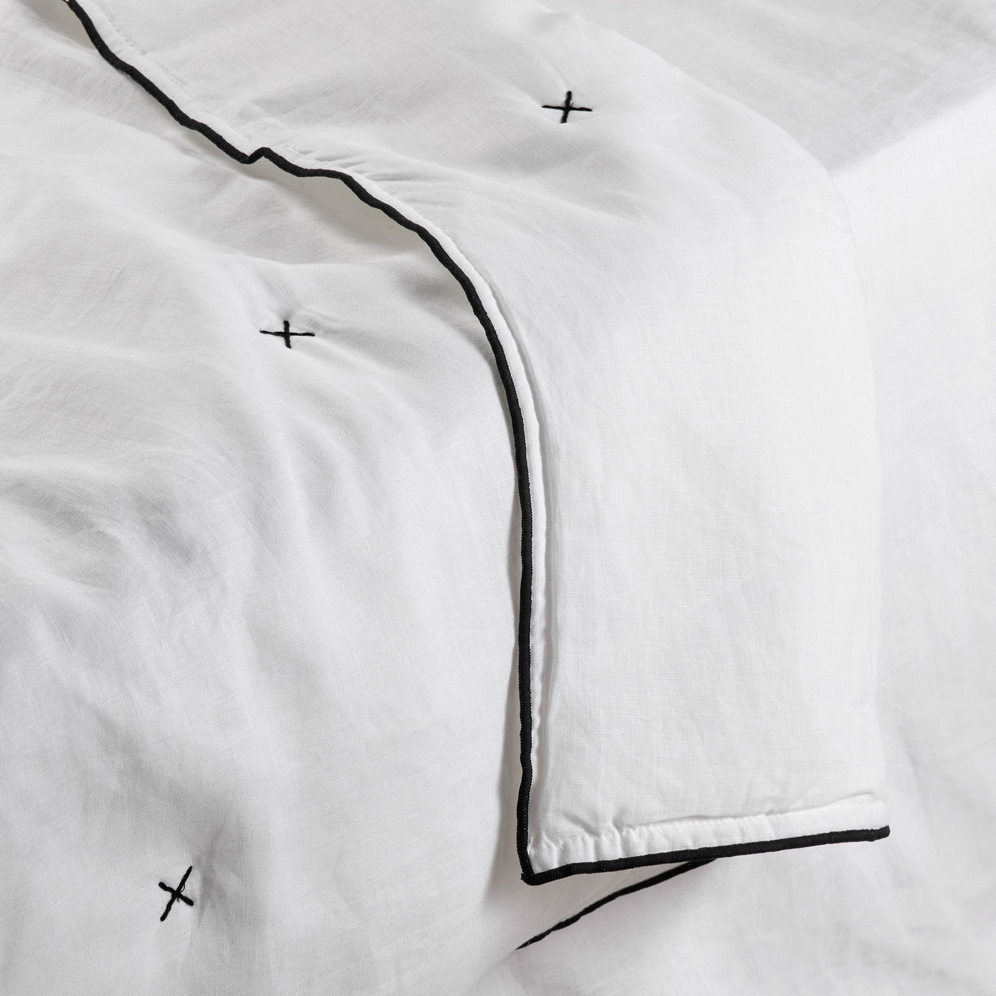Couvre-lit matelassé CARLINA blanc pur et bourdon noir | mobile_slider