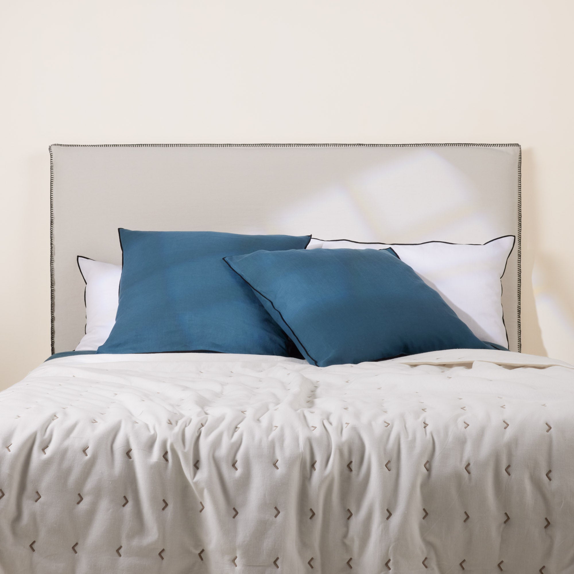 Couvre-lit matelassé VINNIE blanc et naturel