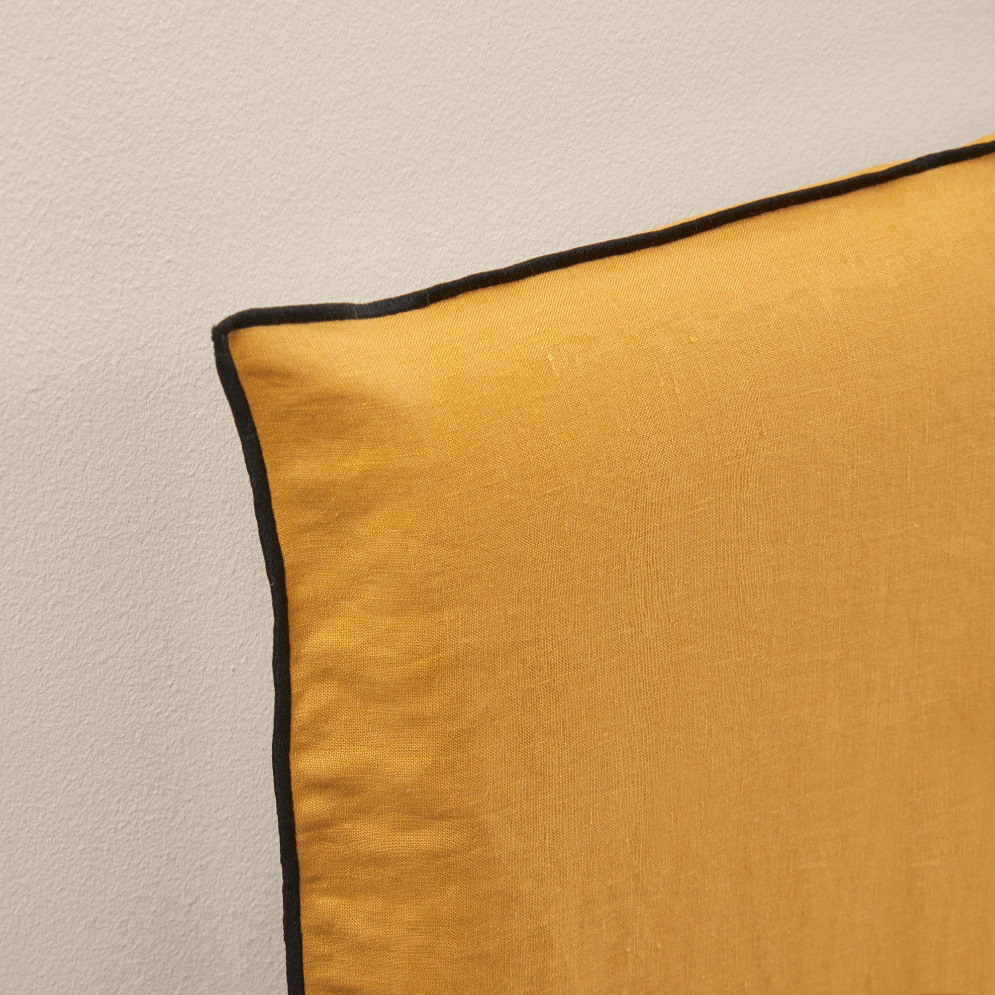 Housse de tête de lit CARLINA ocre et bourdon noir