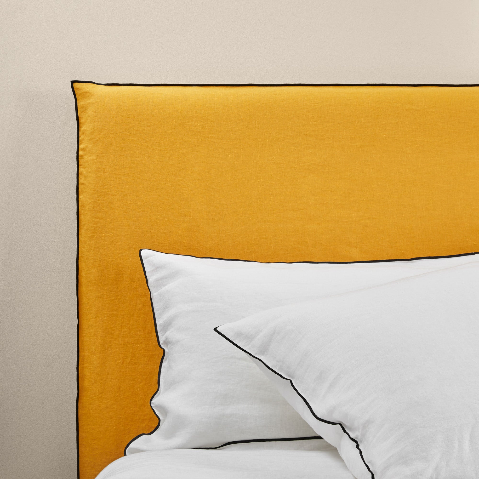 Housse de tête de lit CARLINA ocre et bourdon noir