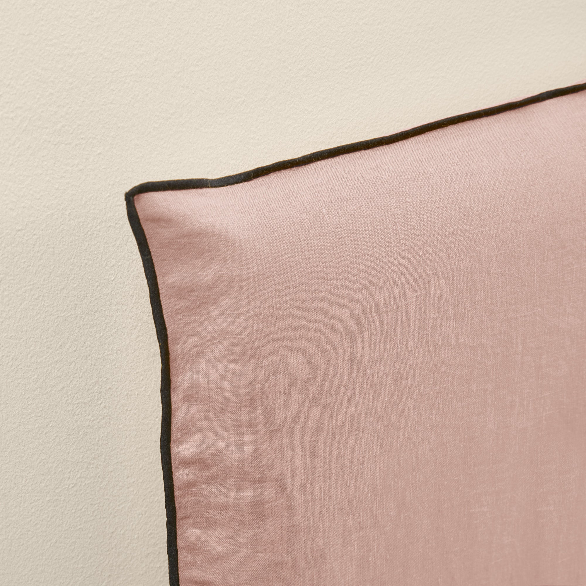 Housse de tête de lit CARLINA rose poudré et bourdon noir