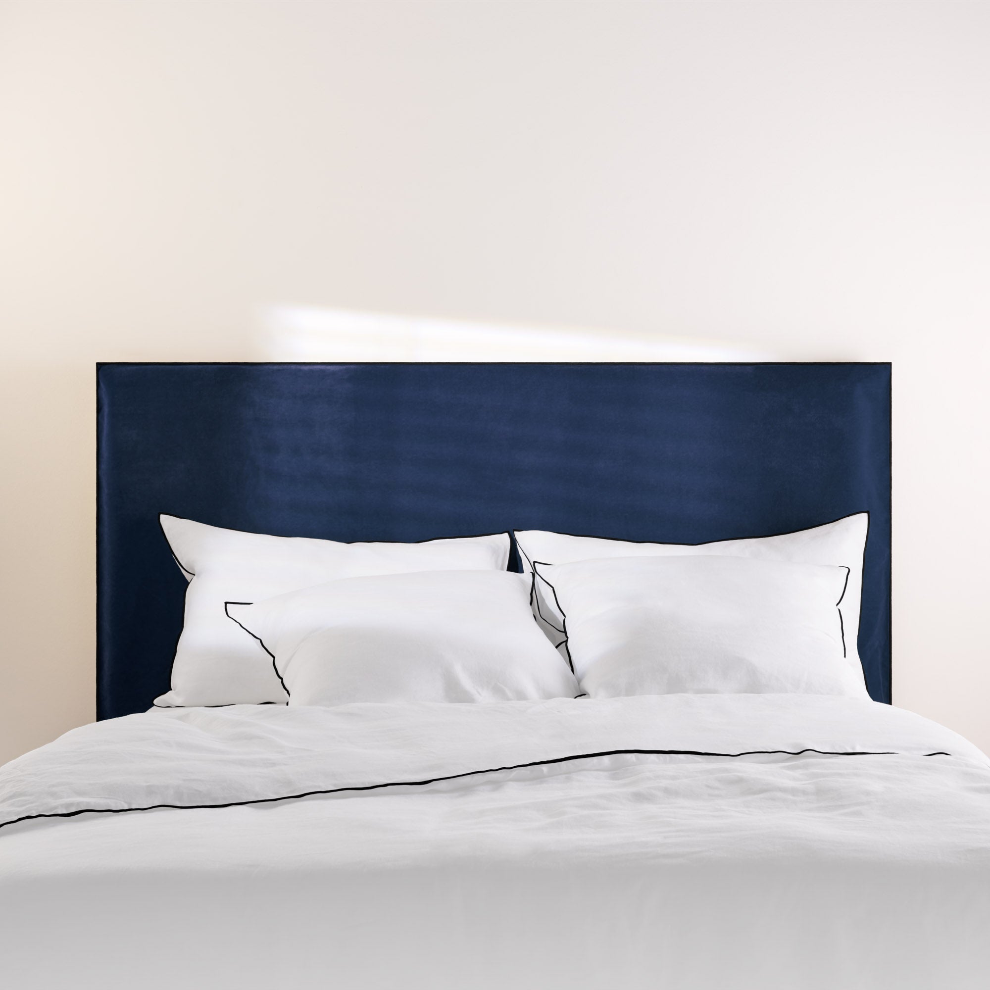 Housse de tête de lit DARIO bleu nuit et bourdon noir