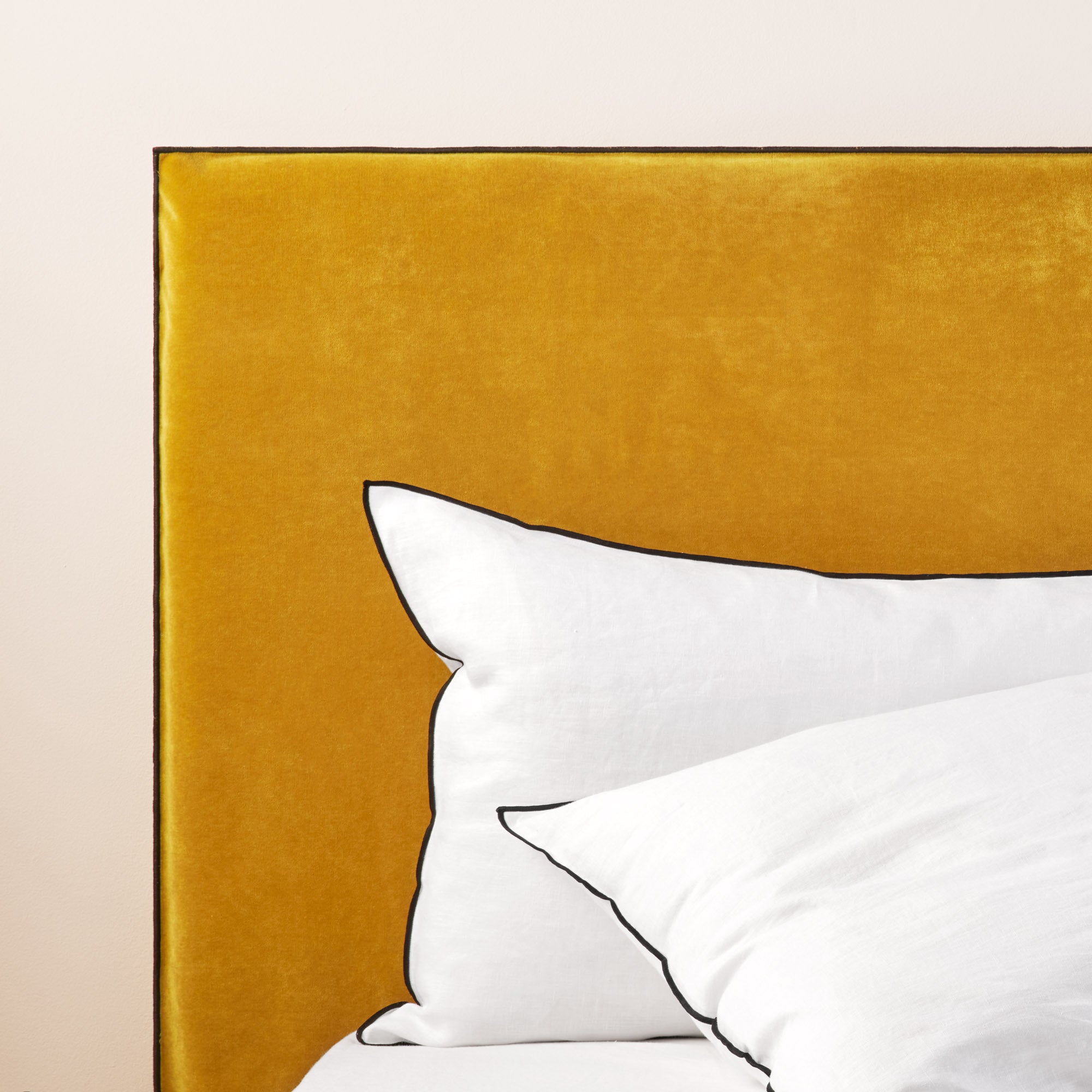 Housse de tête de lit DARIO ocre et bourdon noir