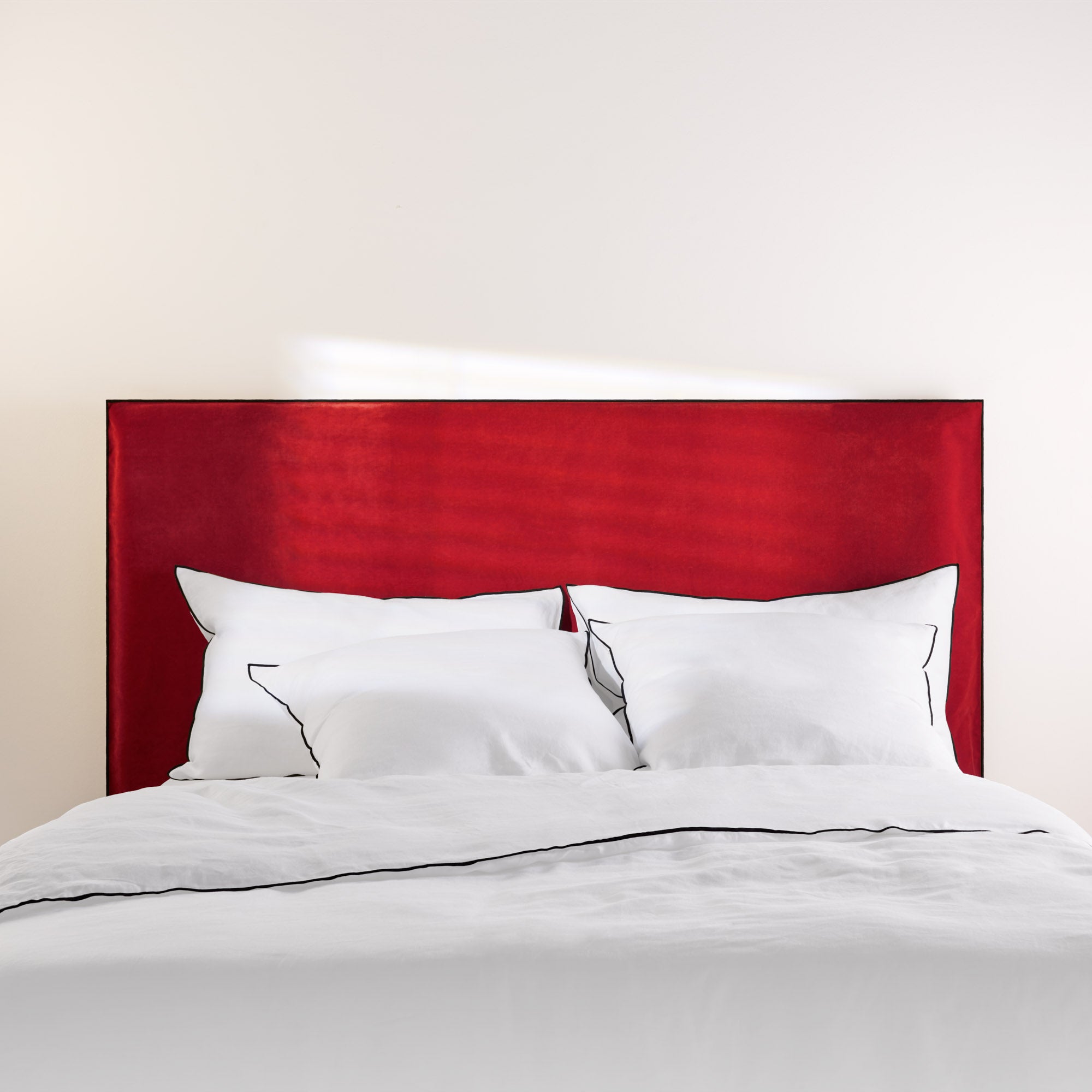 Housse de tête de lit DARIO rouge opéra et bourdon noir