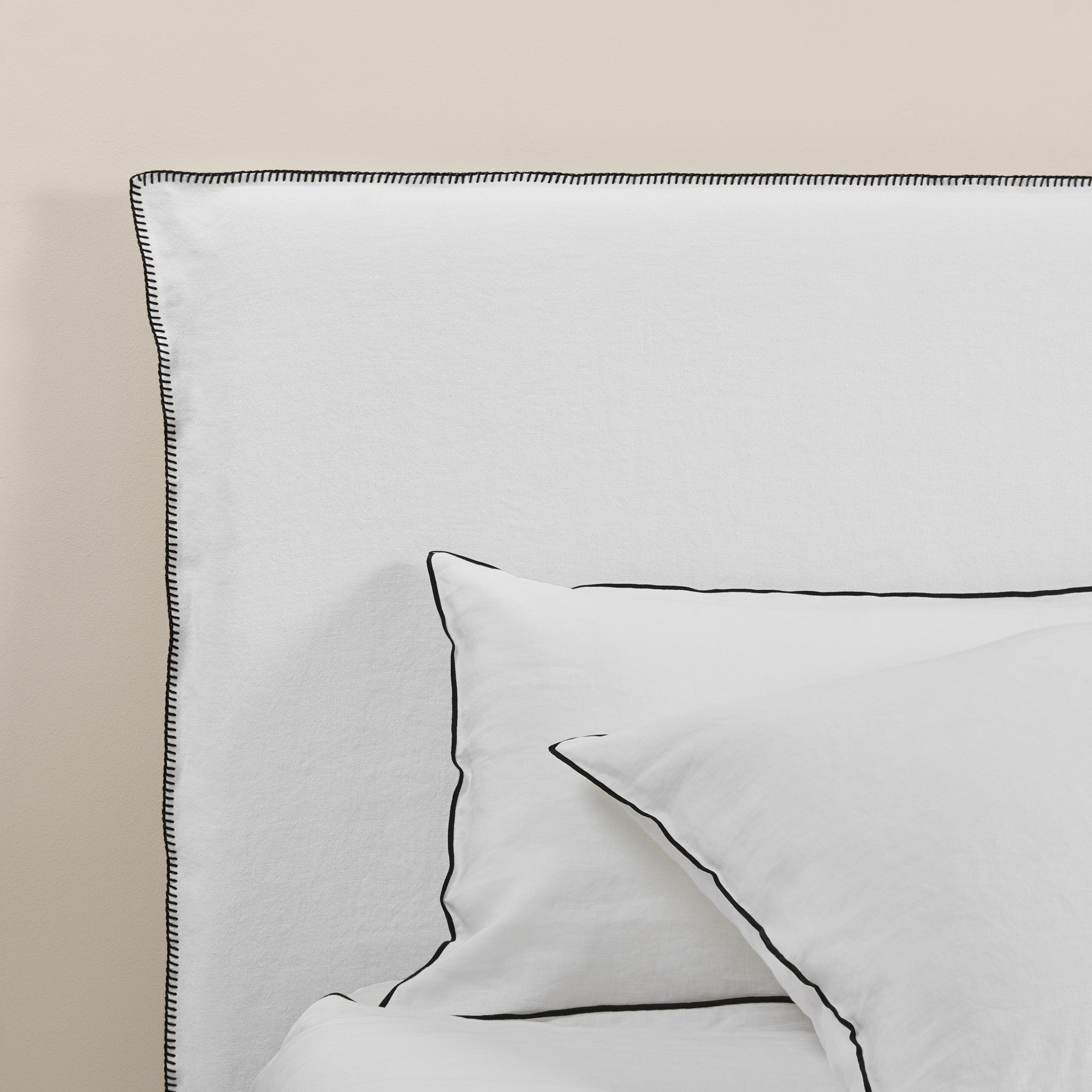 Housse de tête de lit NINO blanc minéral et feston noir