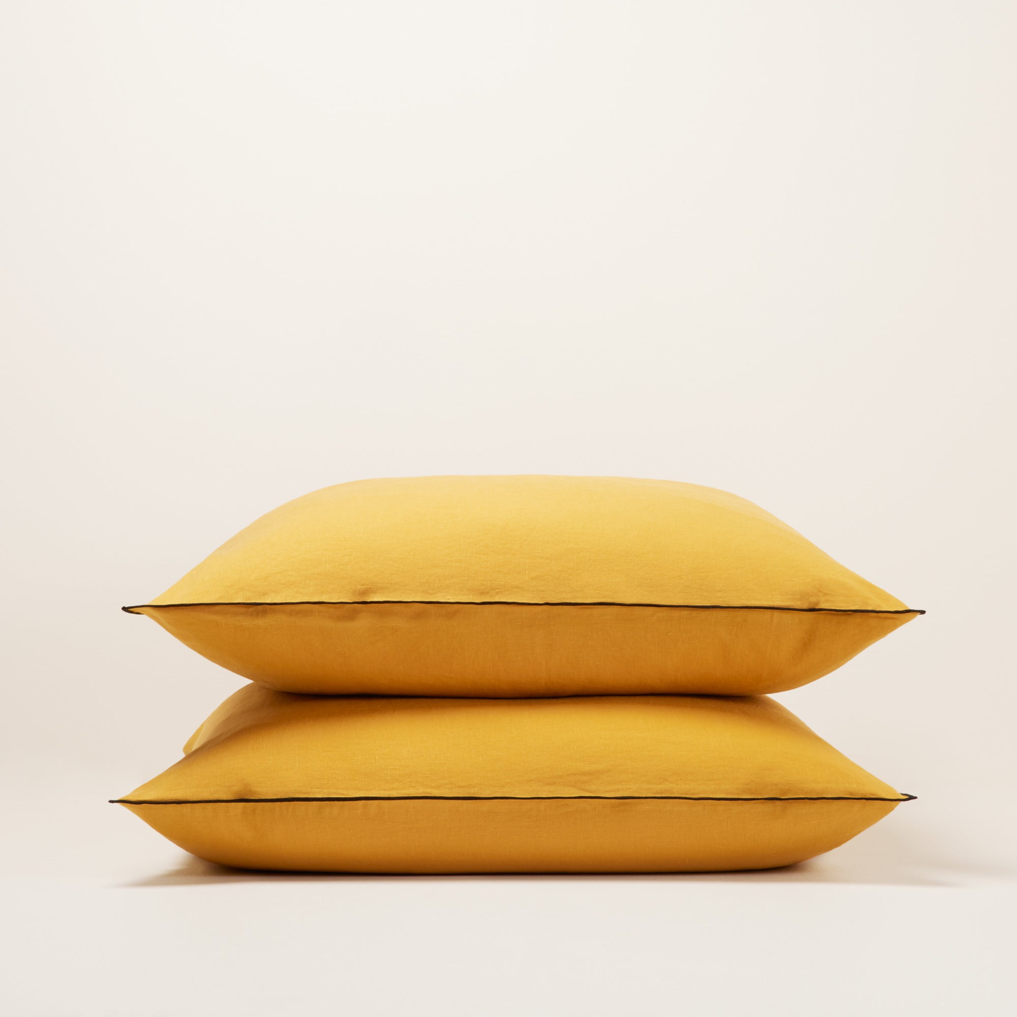 Lot de 2 taies d'oreiller CARLINA ocre et bourdon noir