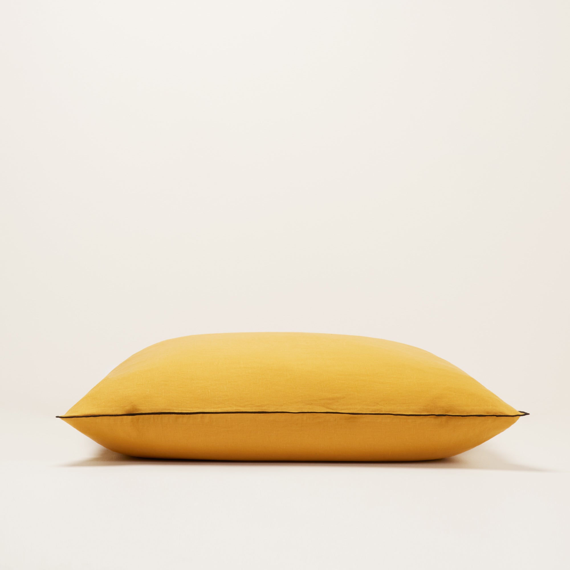 Lot de 2 taies d'oreiller CARLINA ocre et bourdon noir