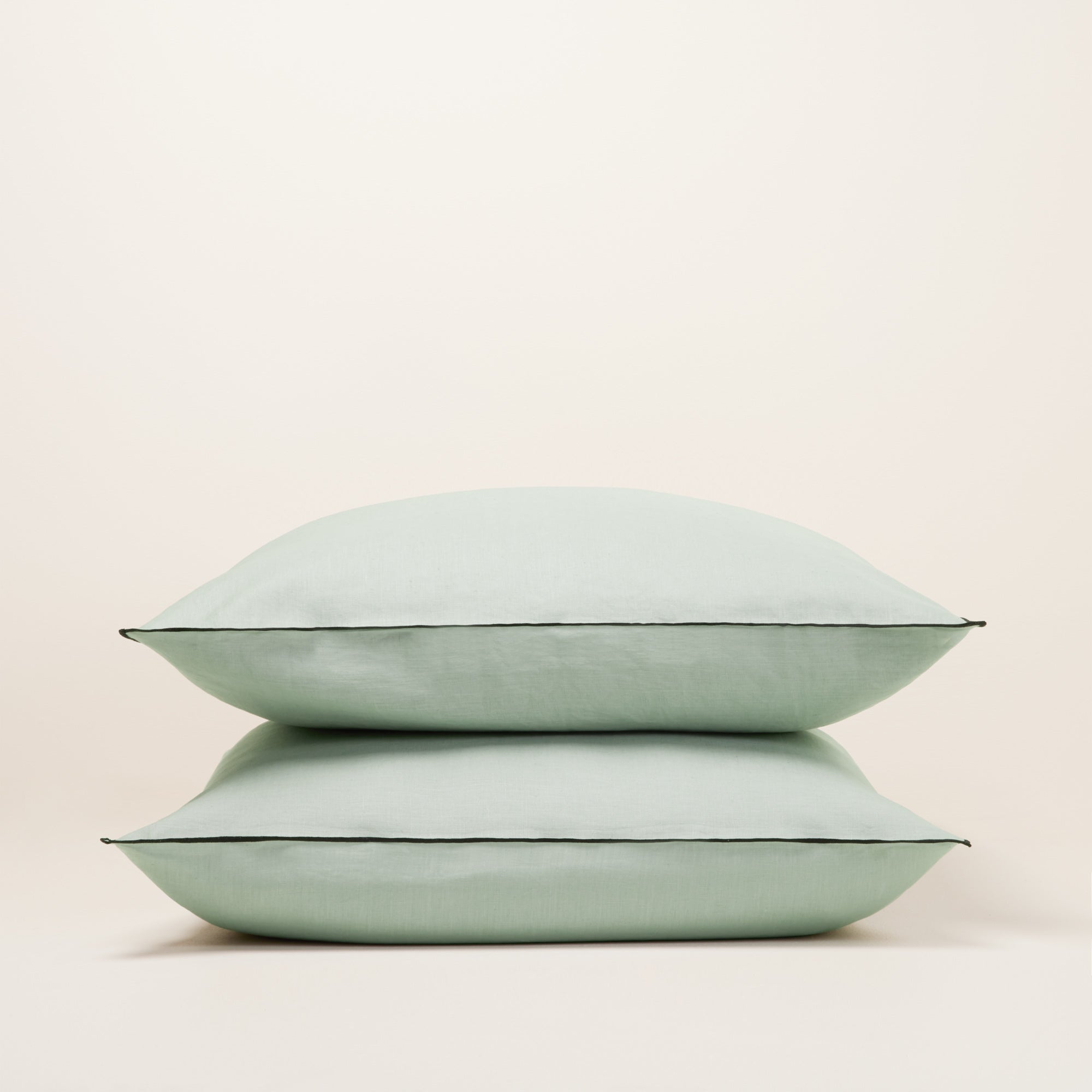 Lot de 2 taies d'oreiller CARLINA tilleul et bourdon noir