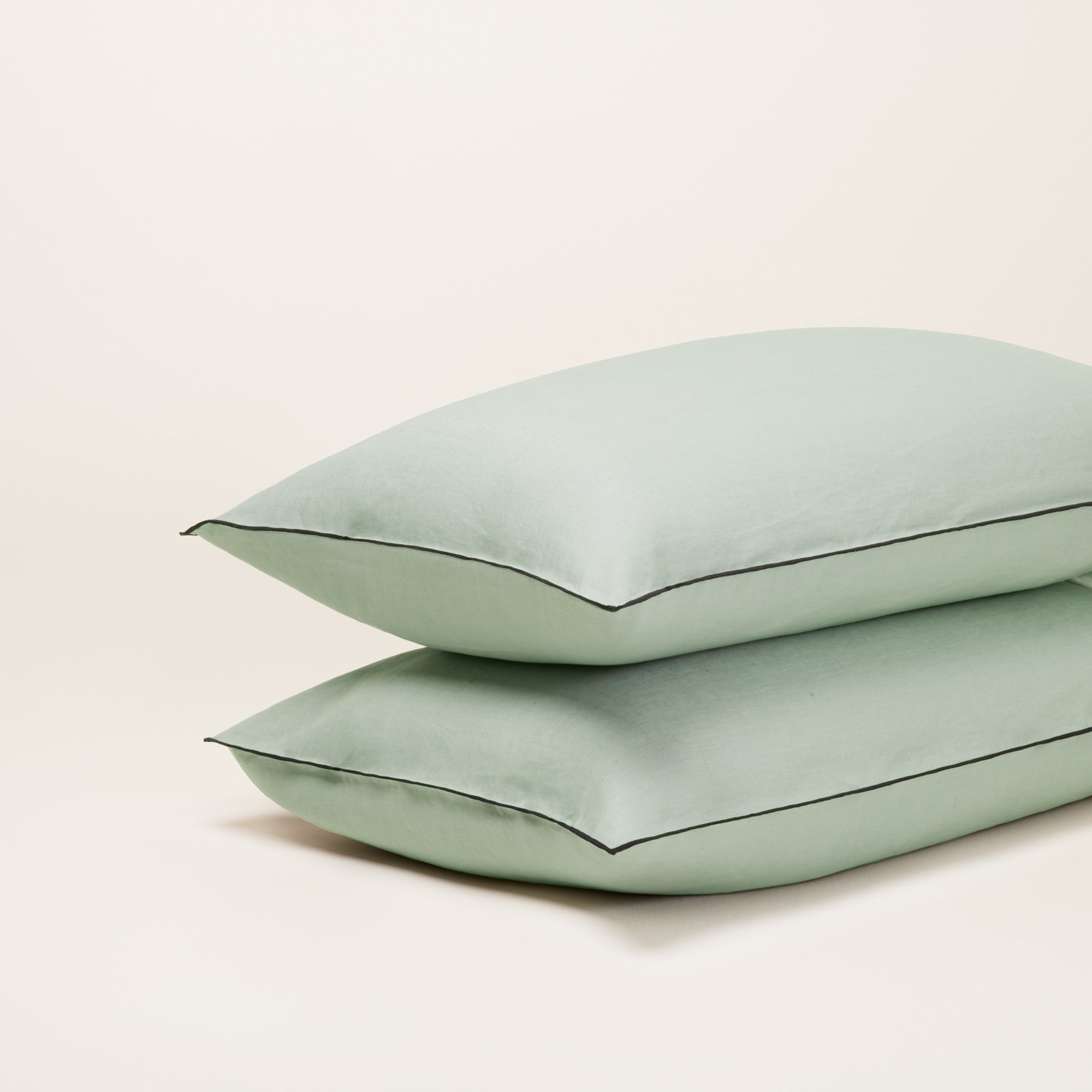 Lot de 2 taies d'oreiller CARLINA tilleul et bourdon noir