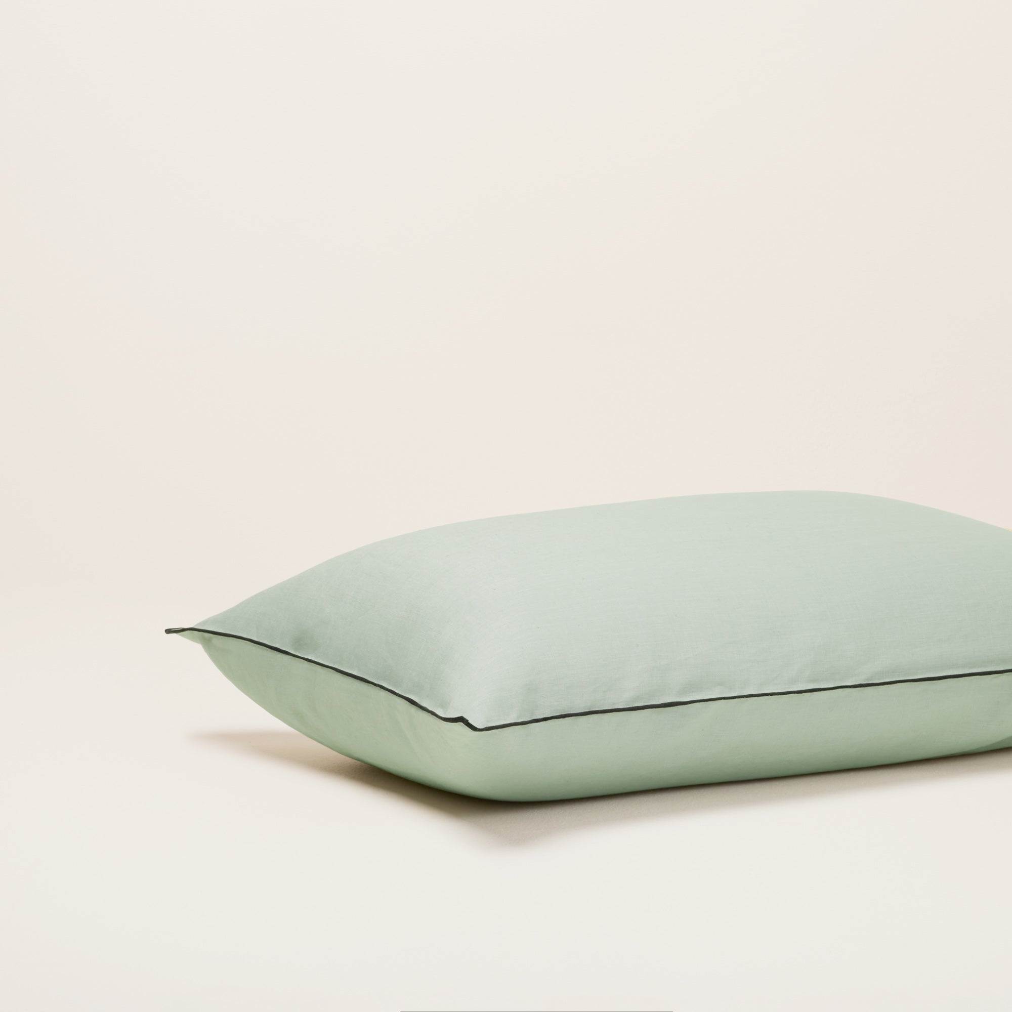 Lot de 2 taies d'oreiller CARLINA tilleul et bourdon noir