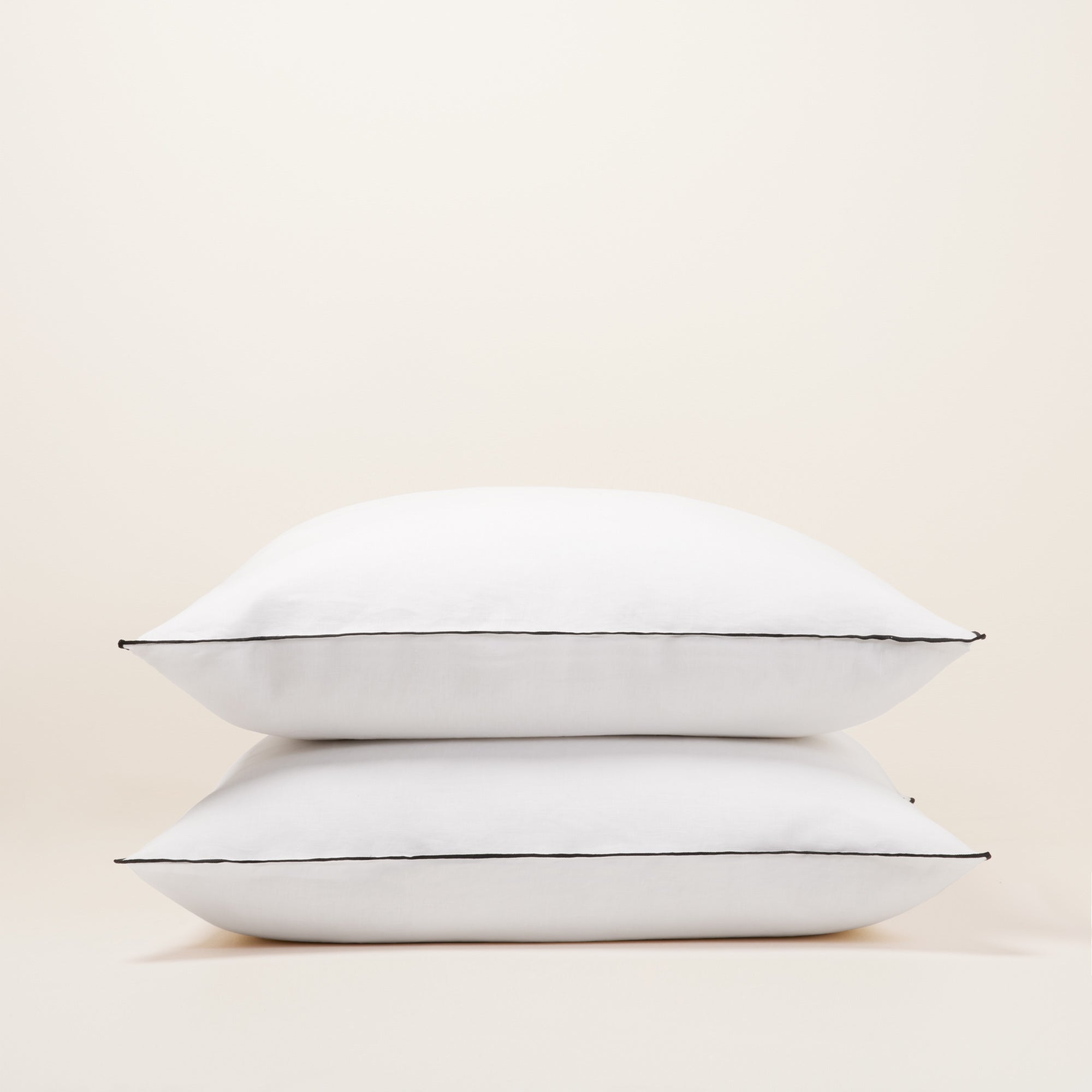 Lot de 2 taies d'oreiller CARLINA blanc pur et bourdon noir