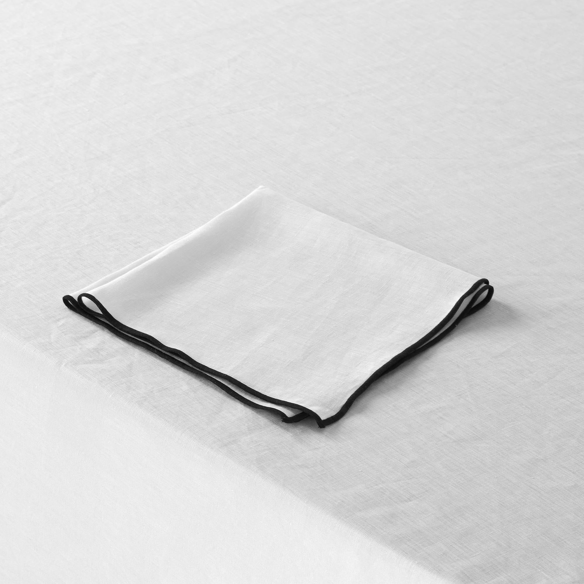 Nappe carrée CARLINA blanc pur et bourdon noir | mobile_slider