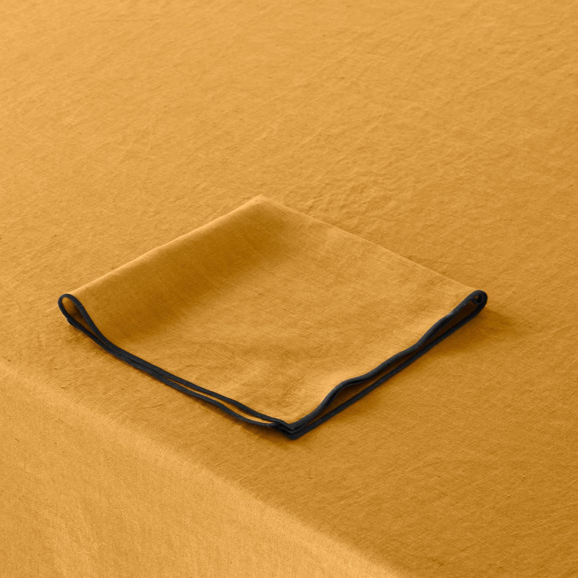 Nappe rectangulaire CARLINA ocre et bourdon noir