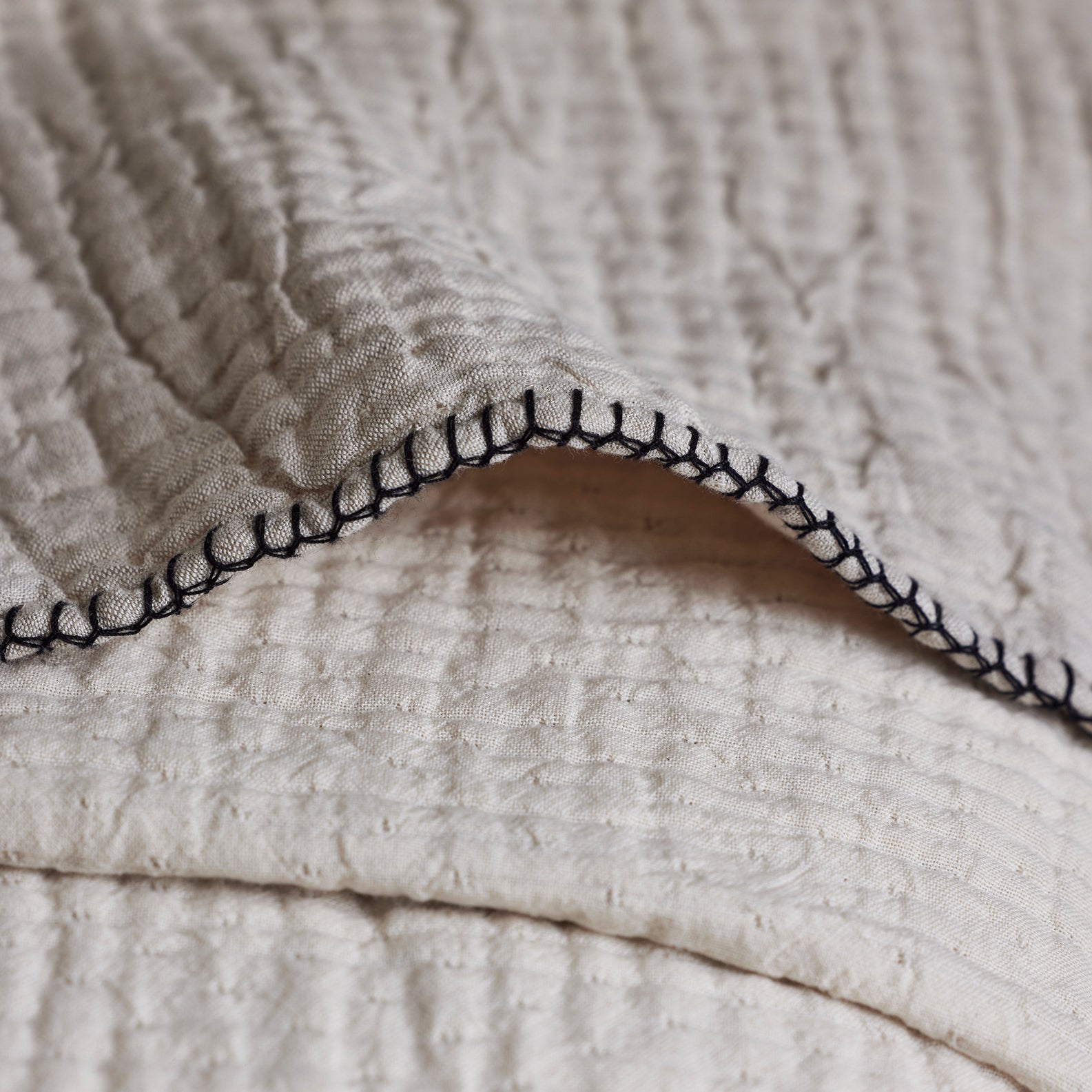 Plaid ILARIO naturel et feston noir