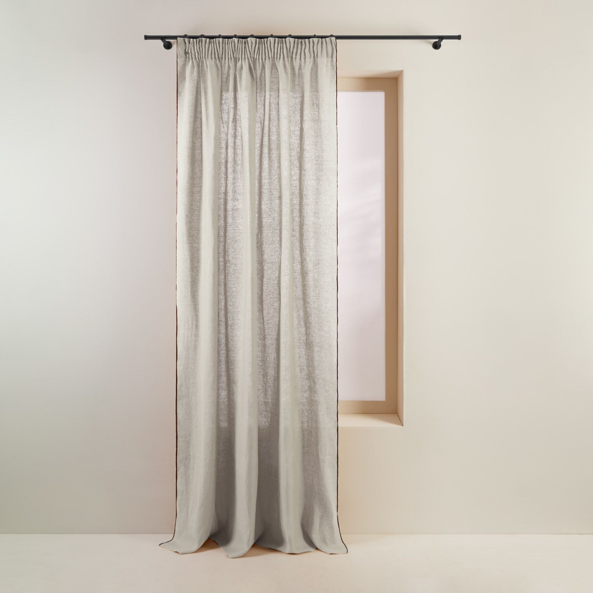 Rideau à galon fronceur CARLINA calcaire et bourdon noir