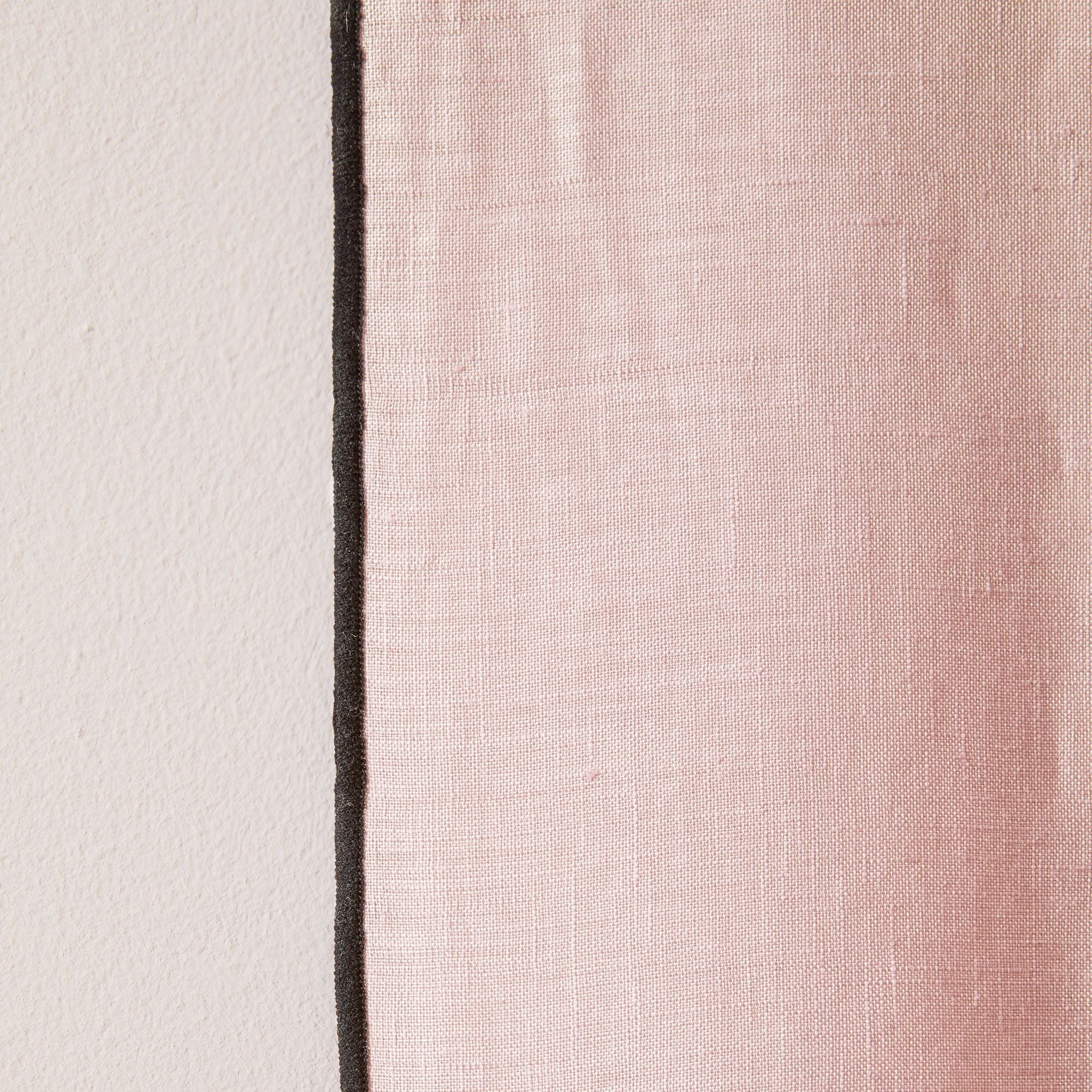 Rideau à oeillets noirs CARLINA rose poudré et bourdon noir