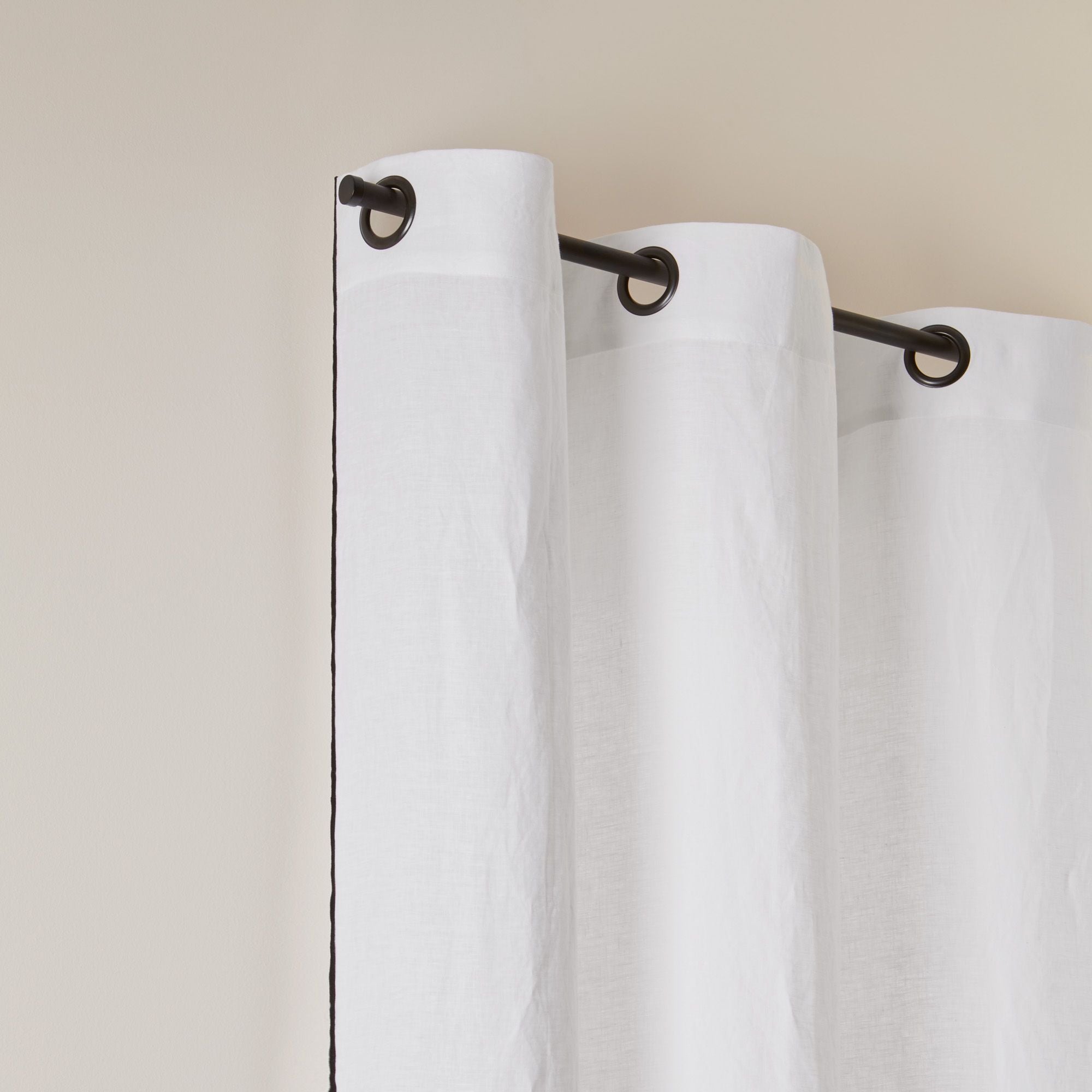 Rideau à oeillets noirs CARLINA blanc pur et bourdon noir