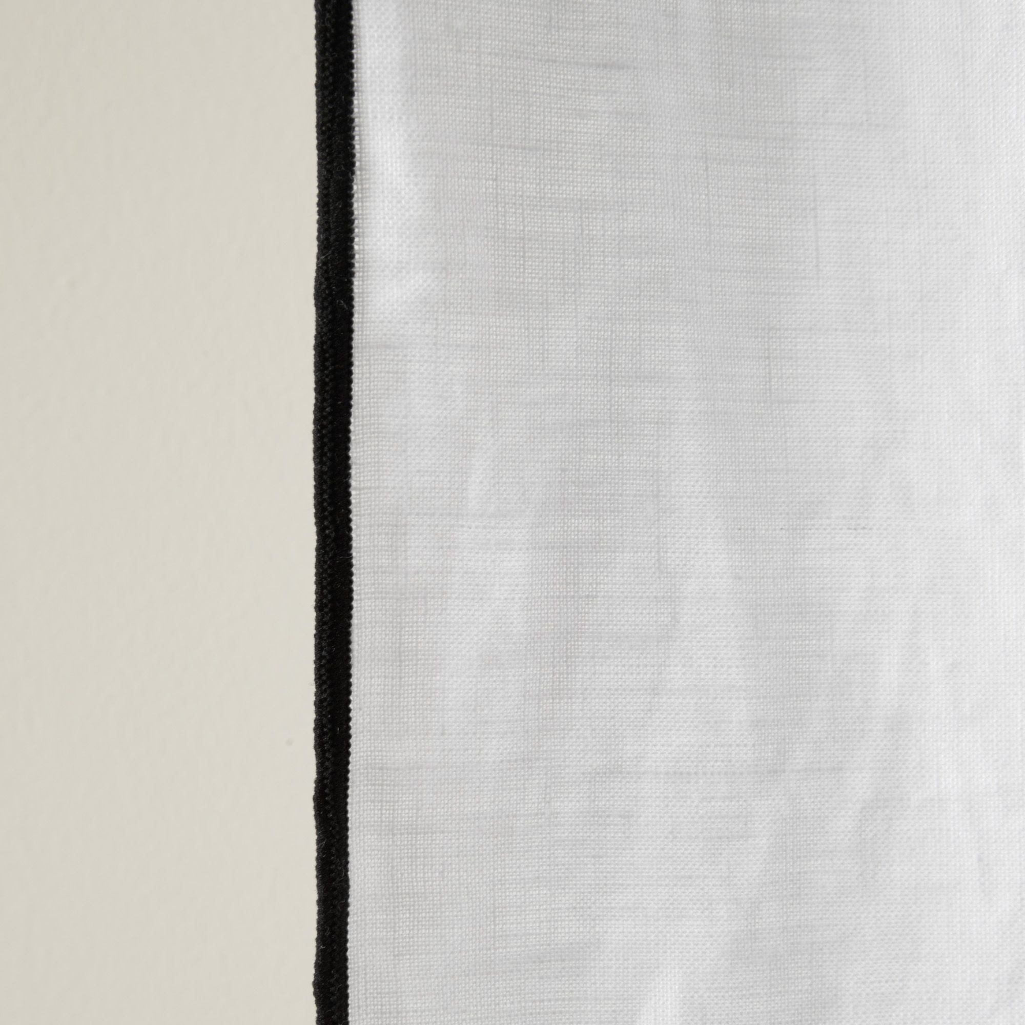 Rideau à oeillets noirs CARLINA blanc pur et bourdon noir | mobile_slider