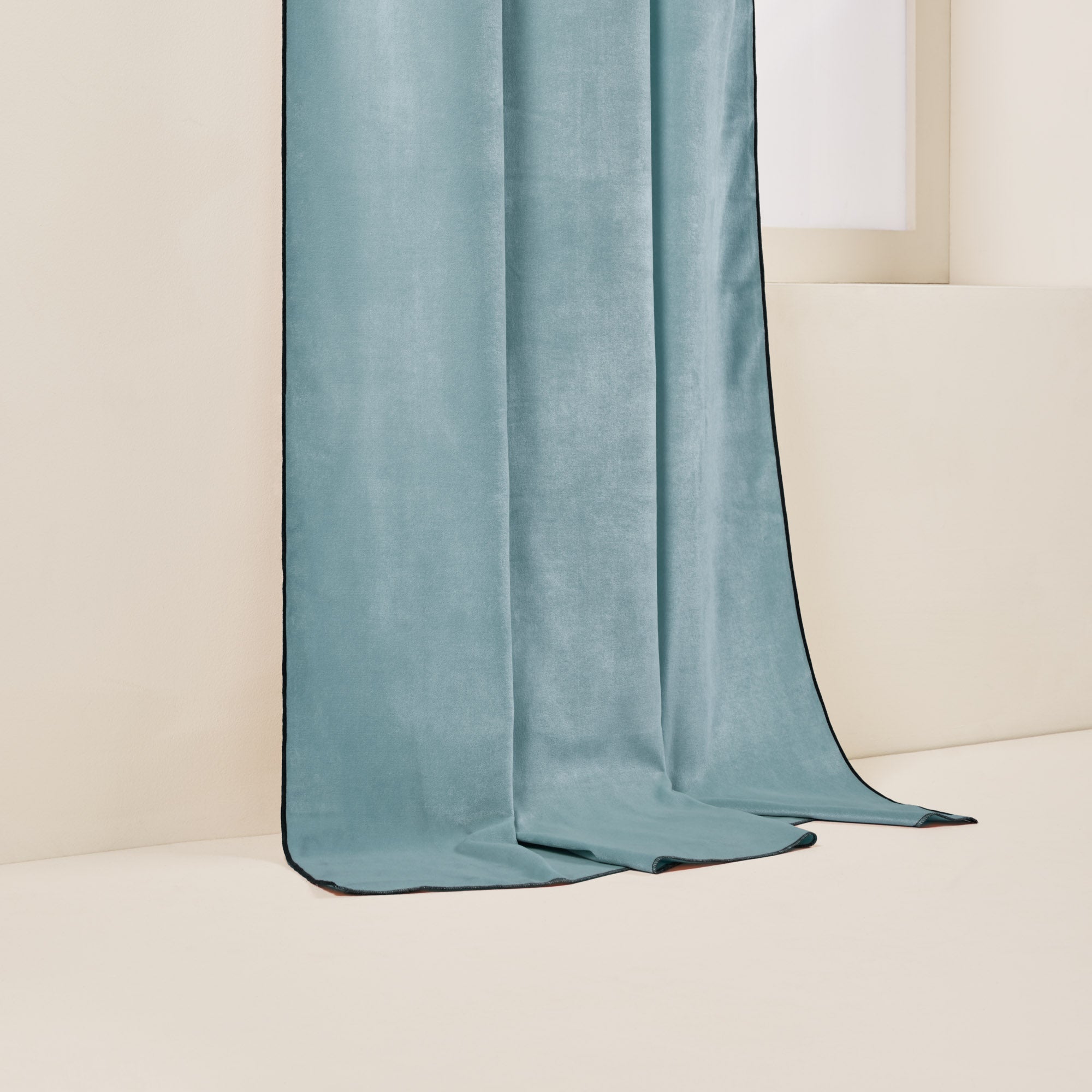 Rideau à oeillets noirs DARIO topaze et bourdon noir