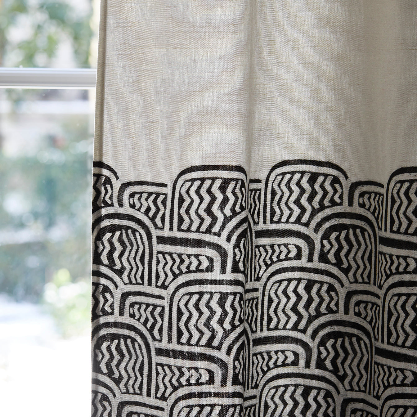 Rideau à oeillets noirs GRAFIKA blanc cassé et noir