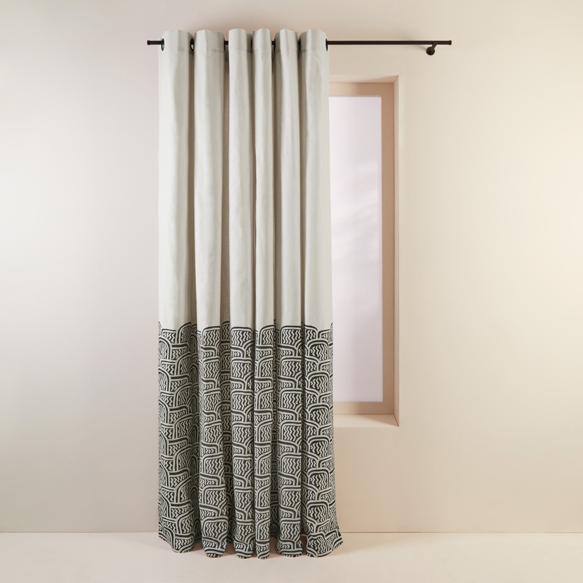 Rideau à oeillets noirs GRAFIKA blanc cassé et noir