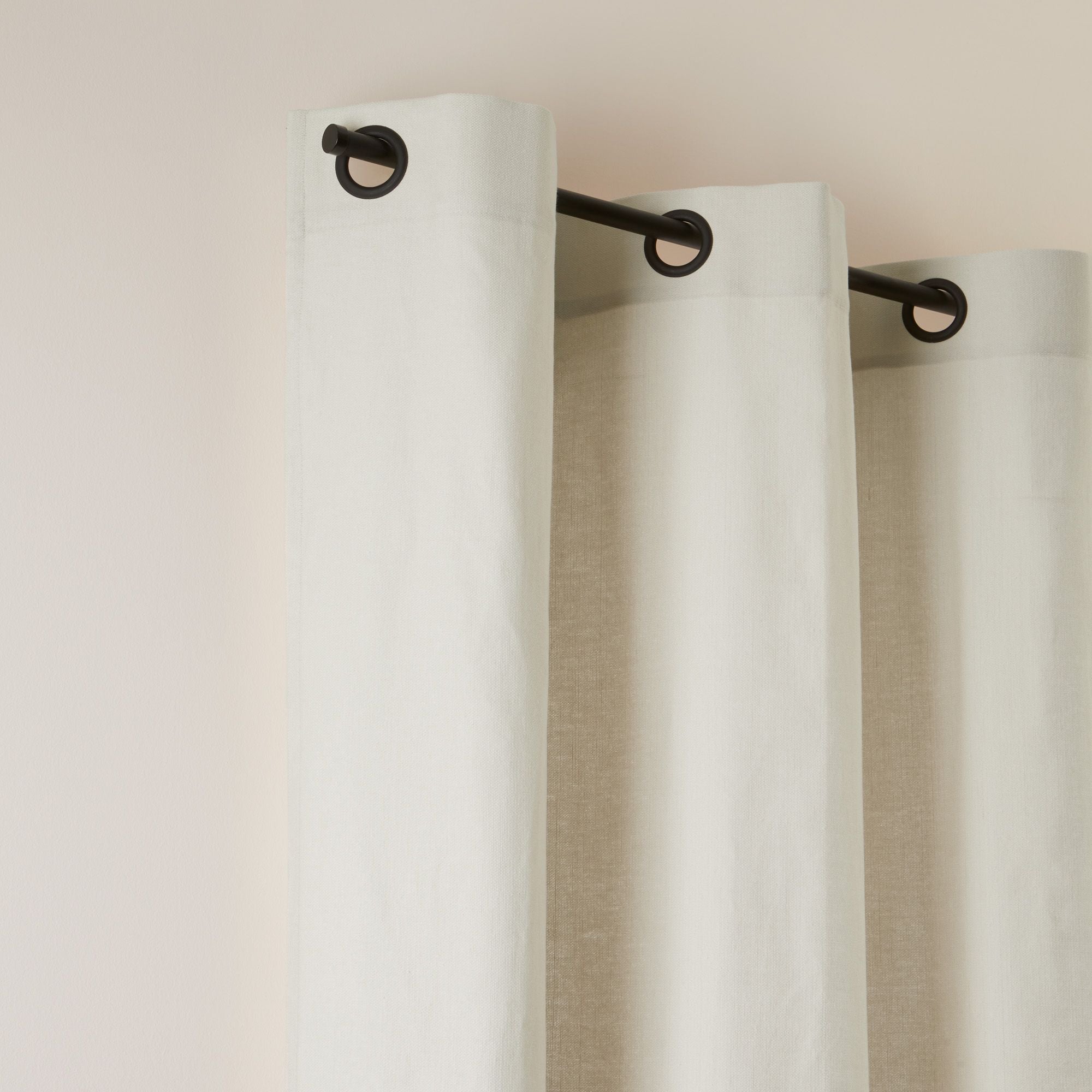 Rideau à oeillets noirs GRAFIKA blanc cassé et noir